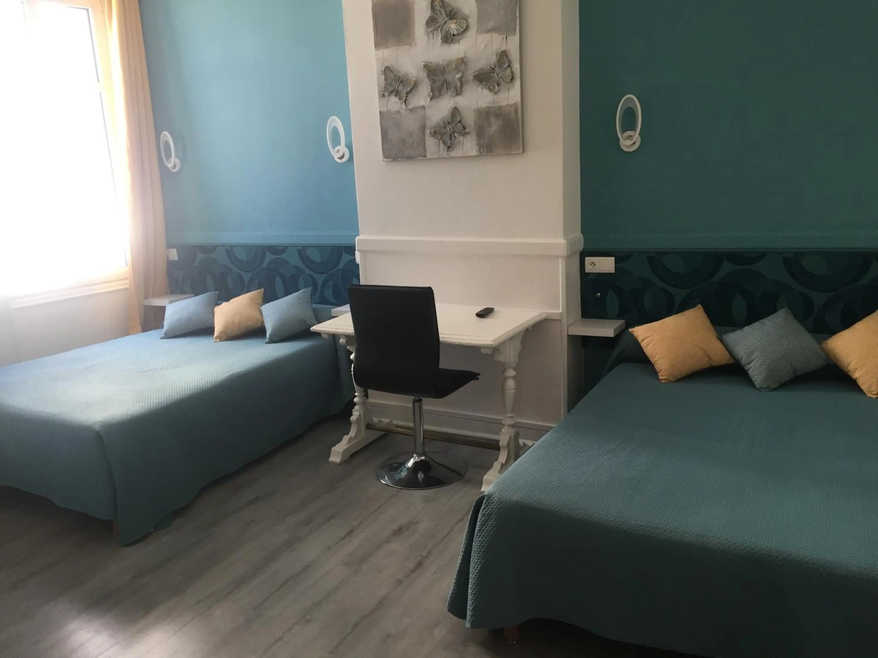 Property building, Bed in Hotel Au Chapon Fin
