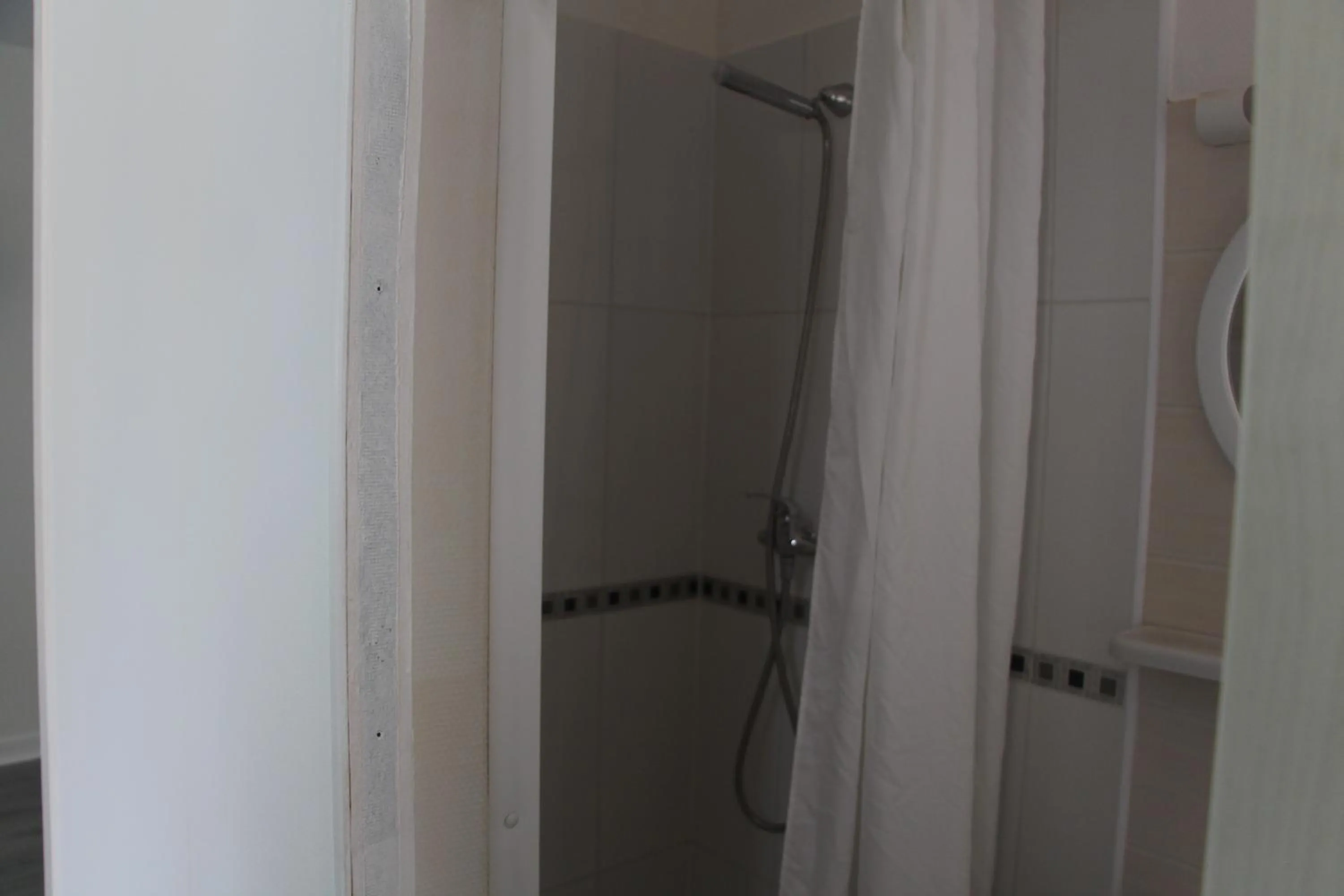 Shower in Hotel Au Chapon Fin