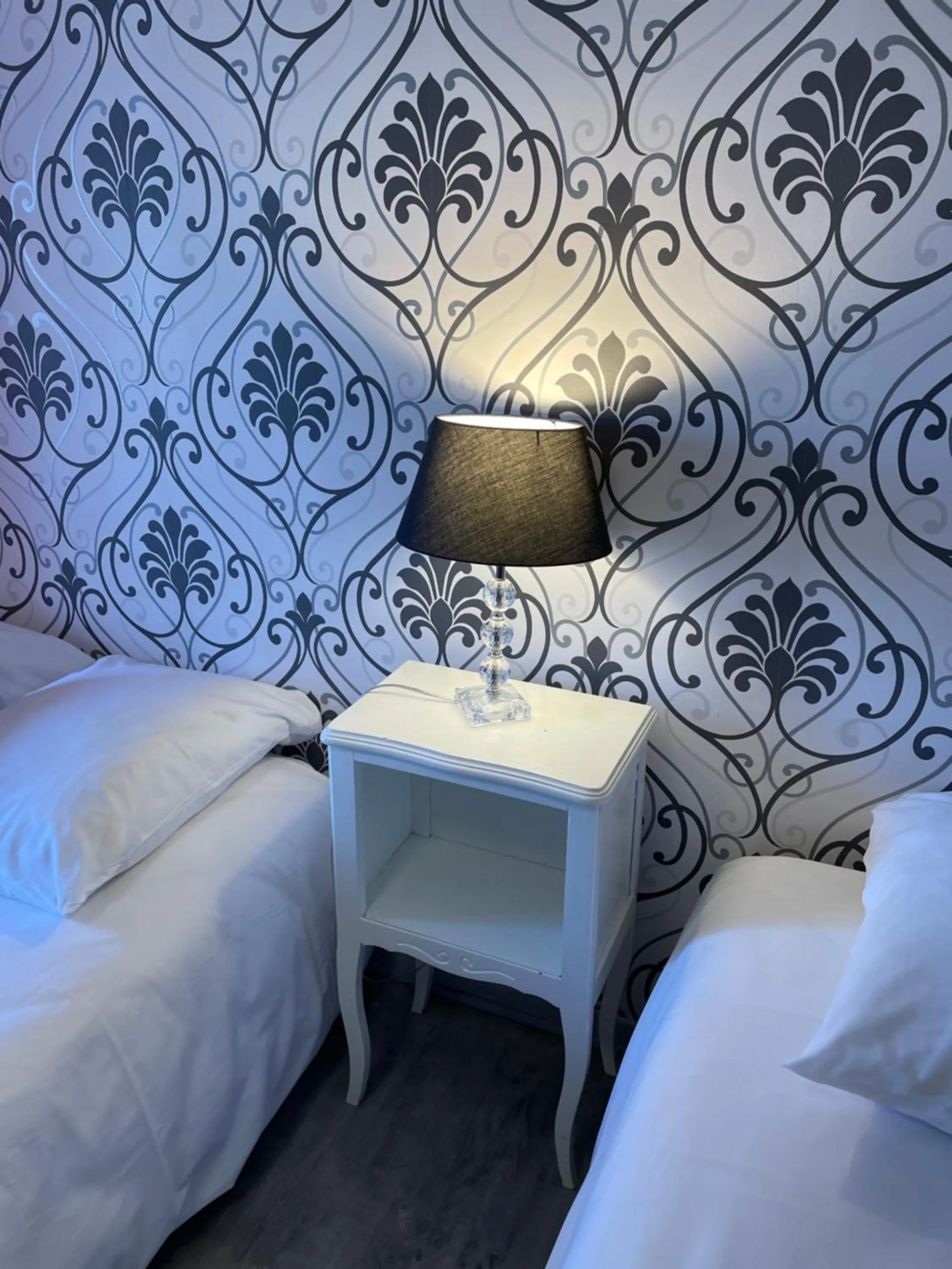 Bed in Hotel Au Chapon Fin