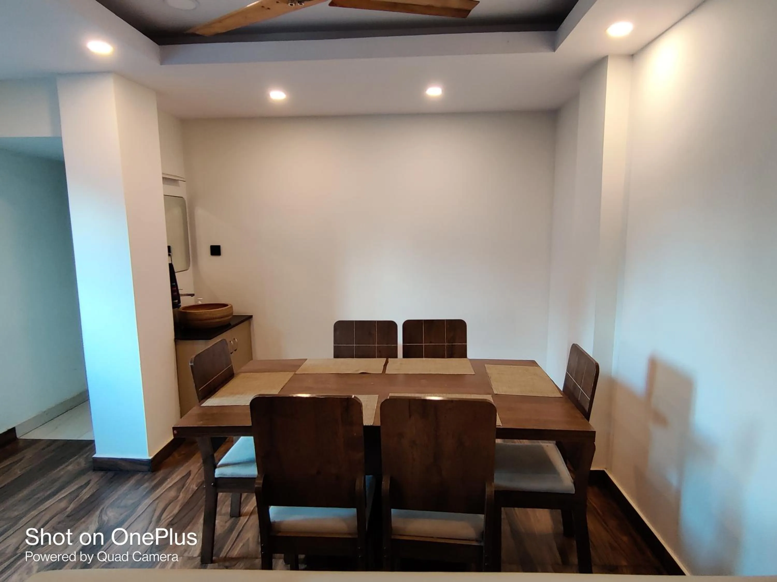 Dining area in Island Cliff