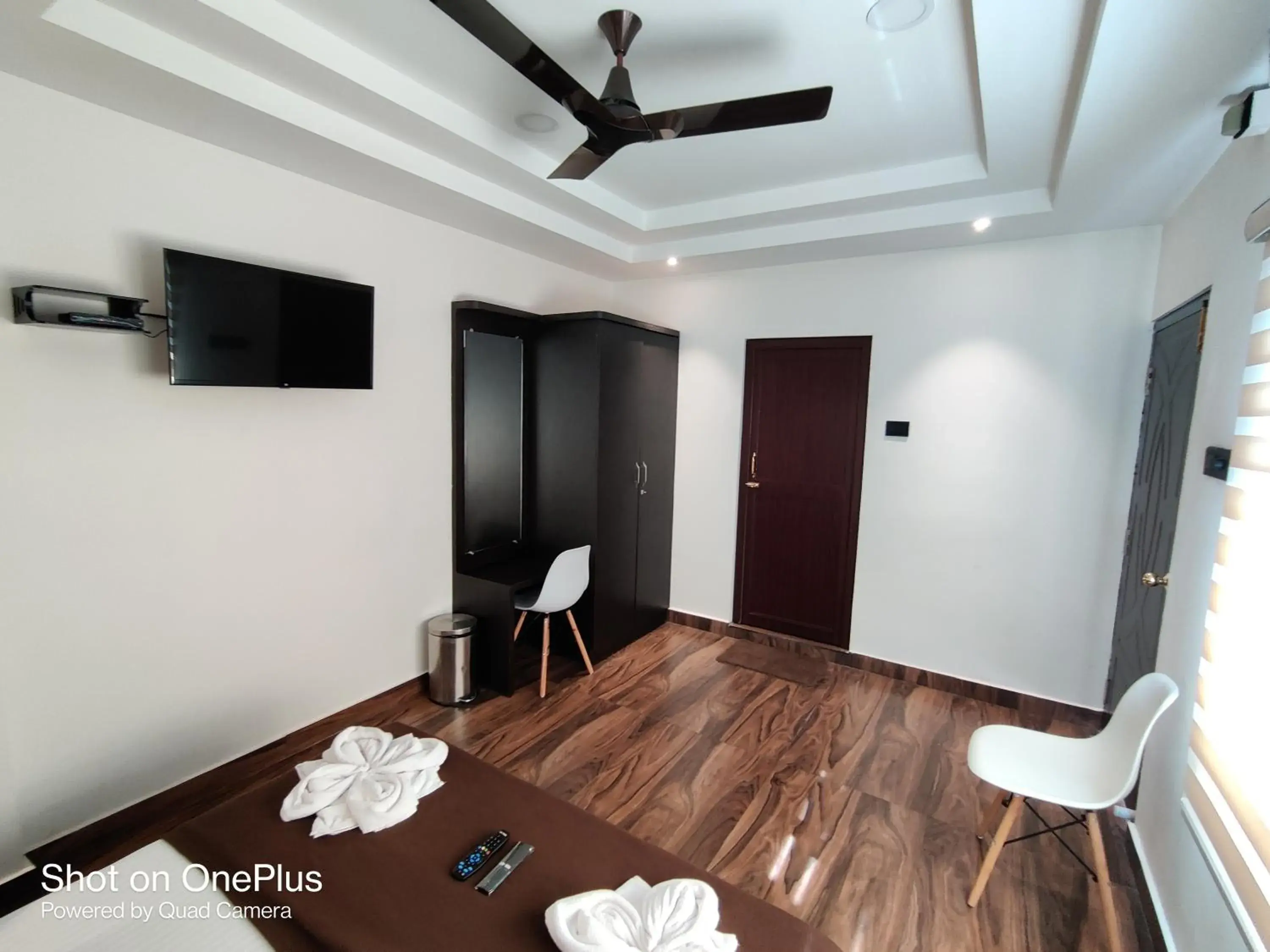 Deluxe Double Room (2 Adults + 1 Child) in Island Cliff Deluxe Double Room (2 Adults + 1 Child) in Island Cliff