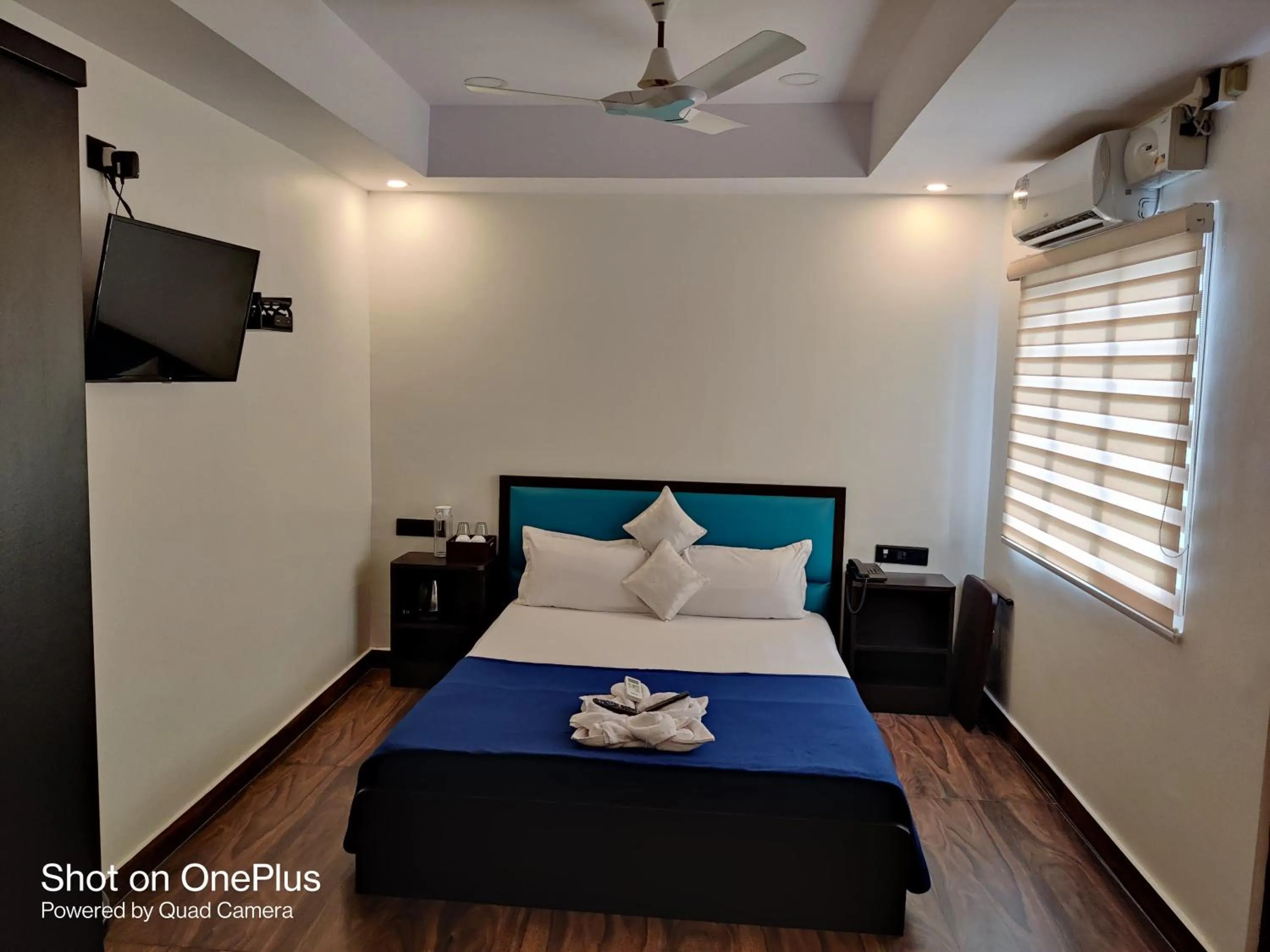 Bedroom, Bed in Island Cliff