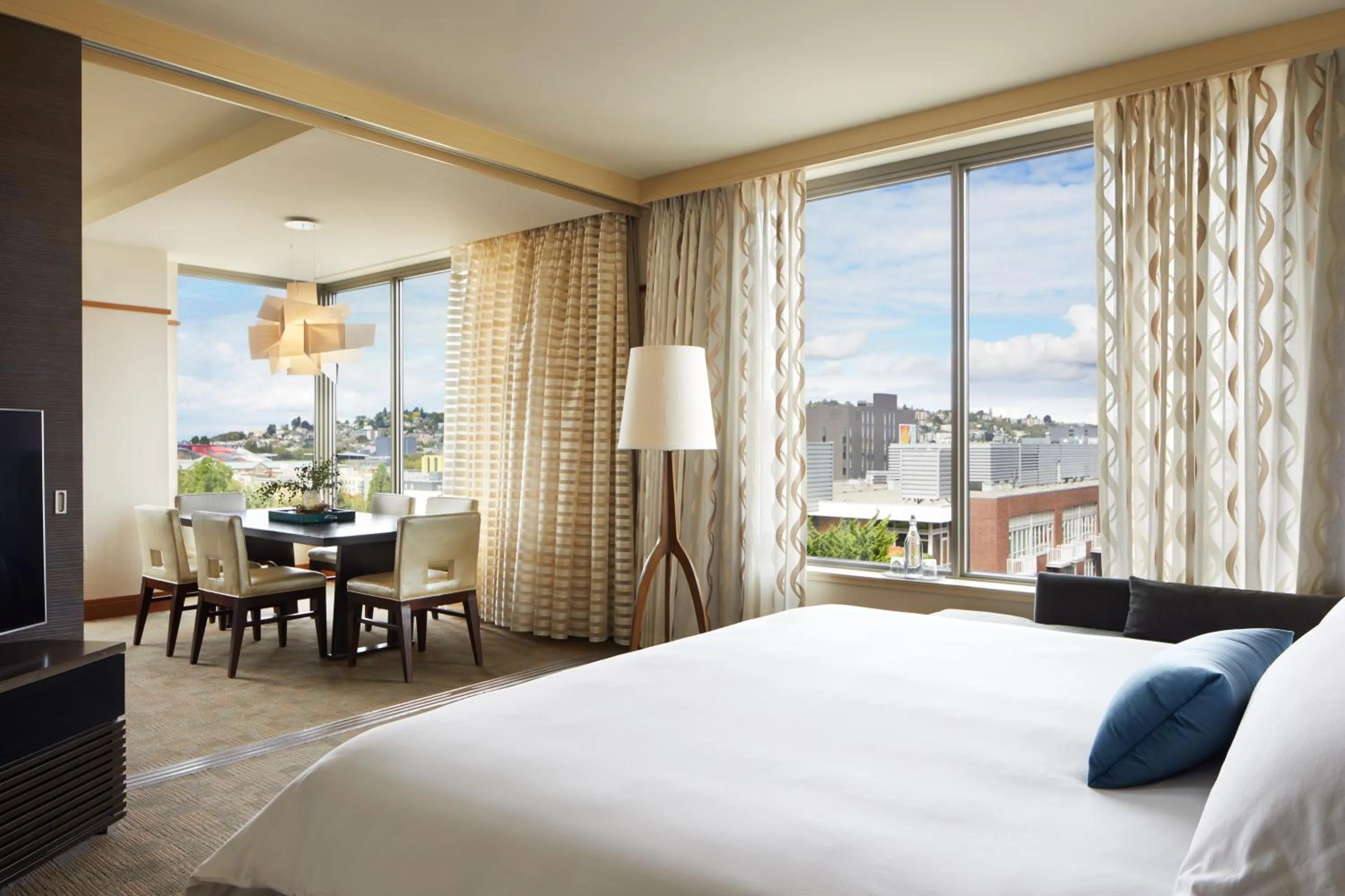 Dining area, Bed in Pan Pacific Seattle