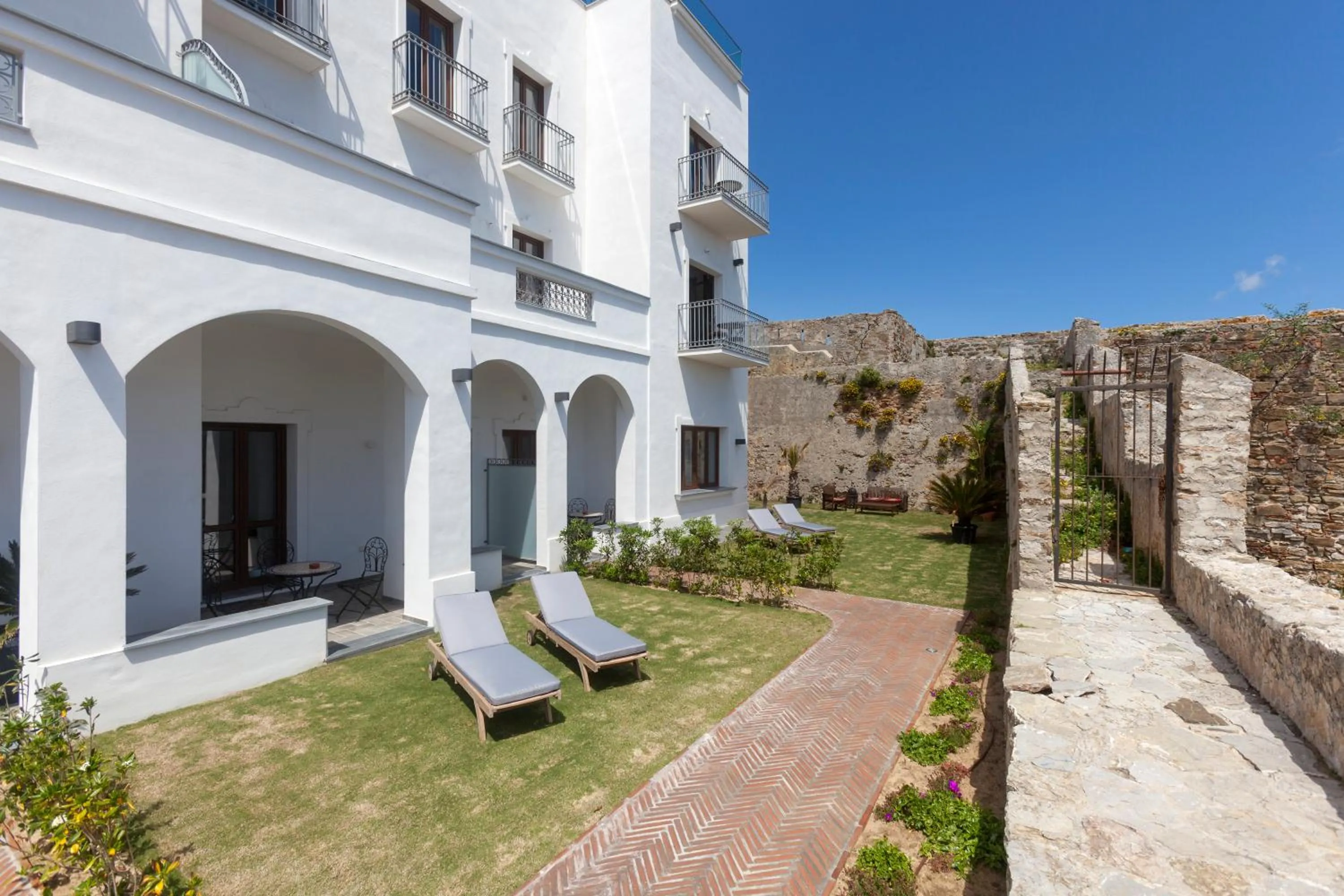 Facade/entrance in Apartamentos La Residencia Tarifa