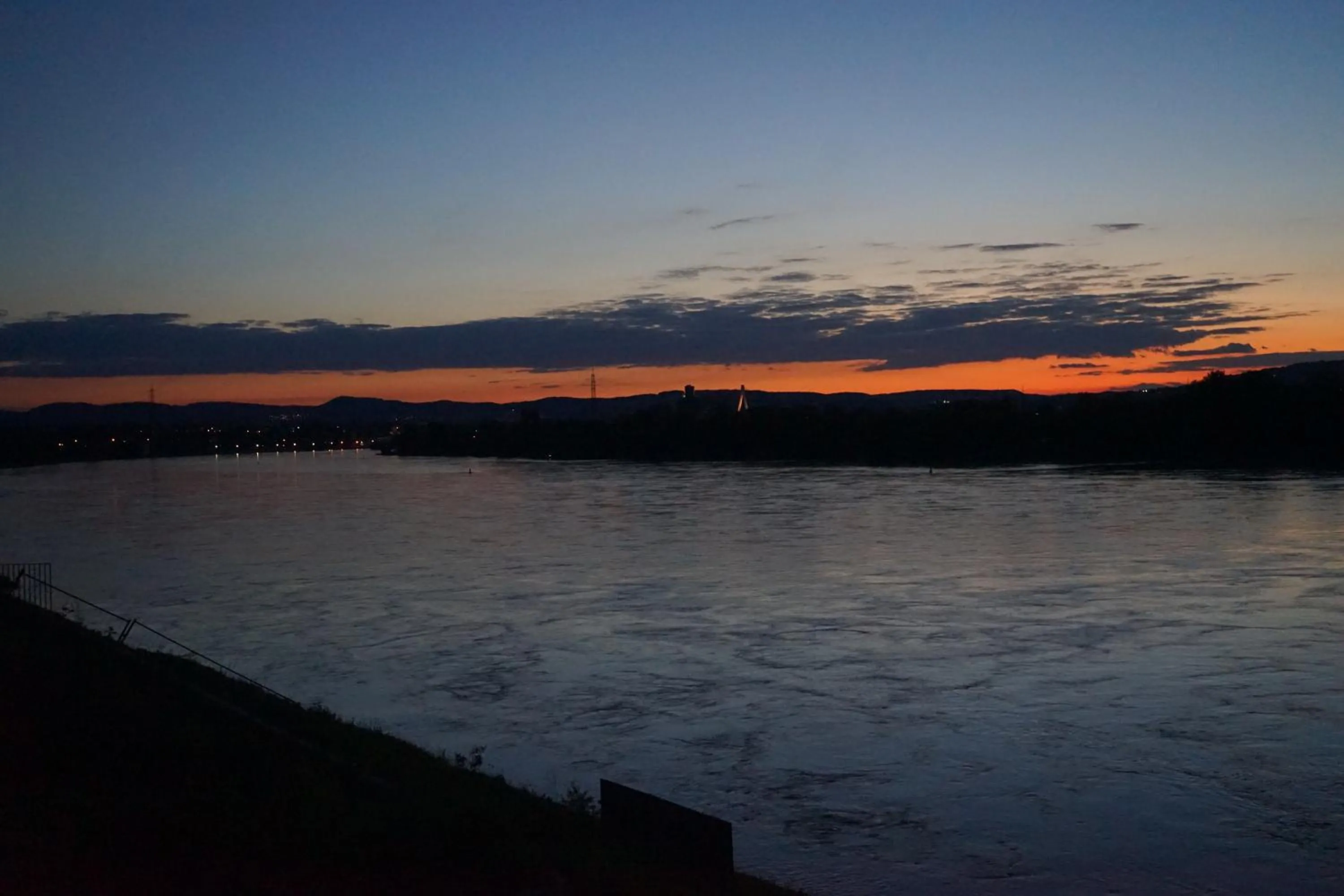 Sunset in Exklusives Rhein-Lounge Apartment mit direktem Rheinblick, Sauna, 2 Schlafzimmern, Parkplatz für bis zu 5 Gäste