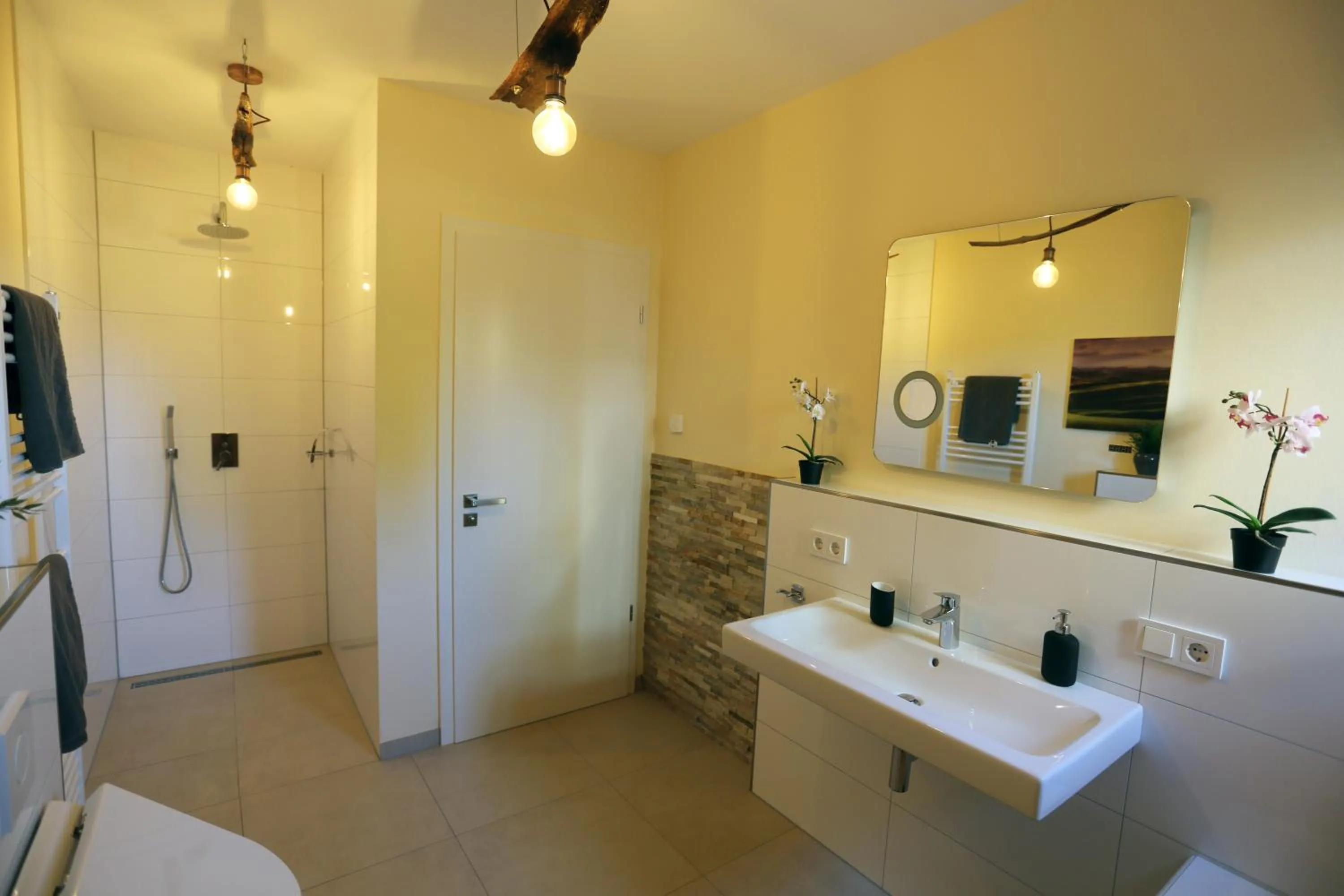 Bathroom in Exklusives Rhein-Lounge Apartment mit direktem Rheinblick, Sauna, 2 Schlafzimmern, Parkplatz für bis zu 5 Gäste
