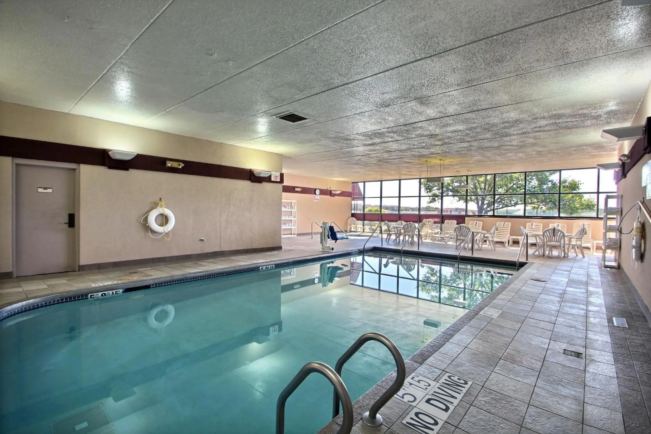 Swimming pool in Comfort Inn & Suites Madison - Airport