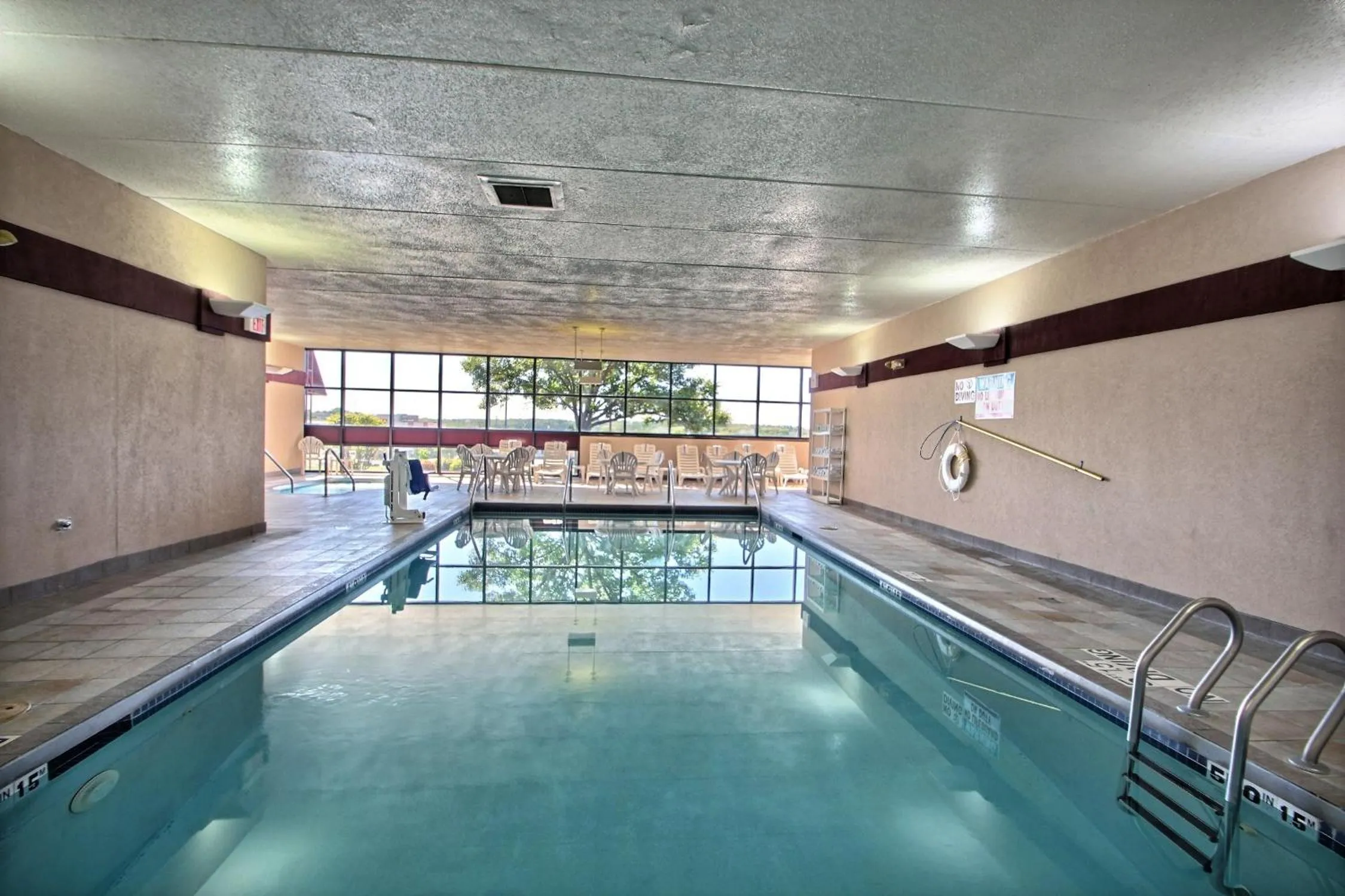 Swimming pool in Comfort Inn & Suites Madison - Airport