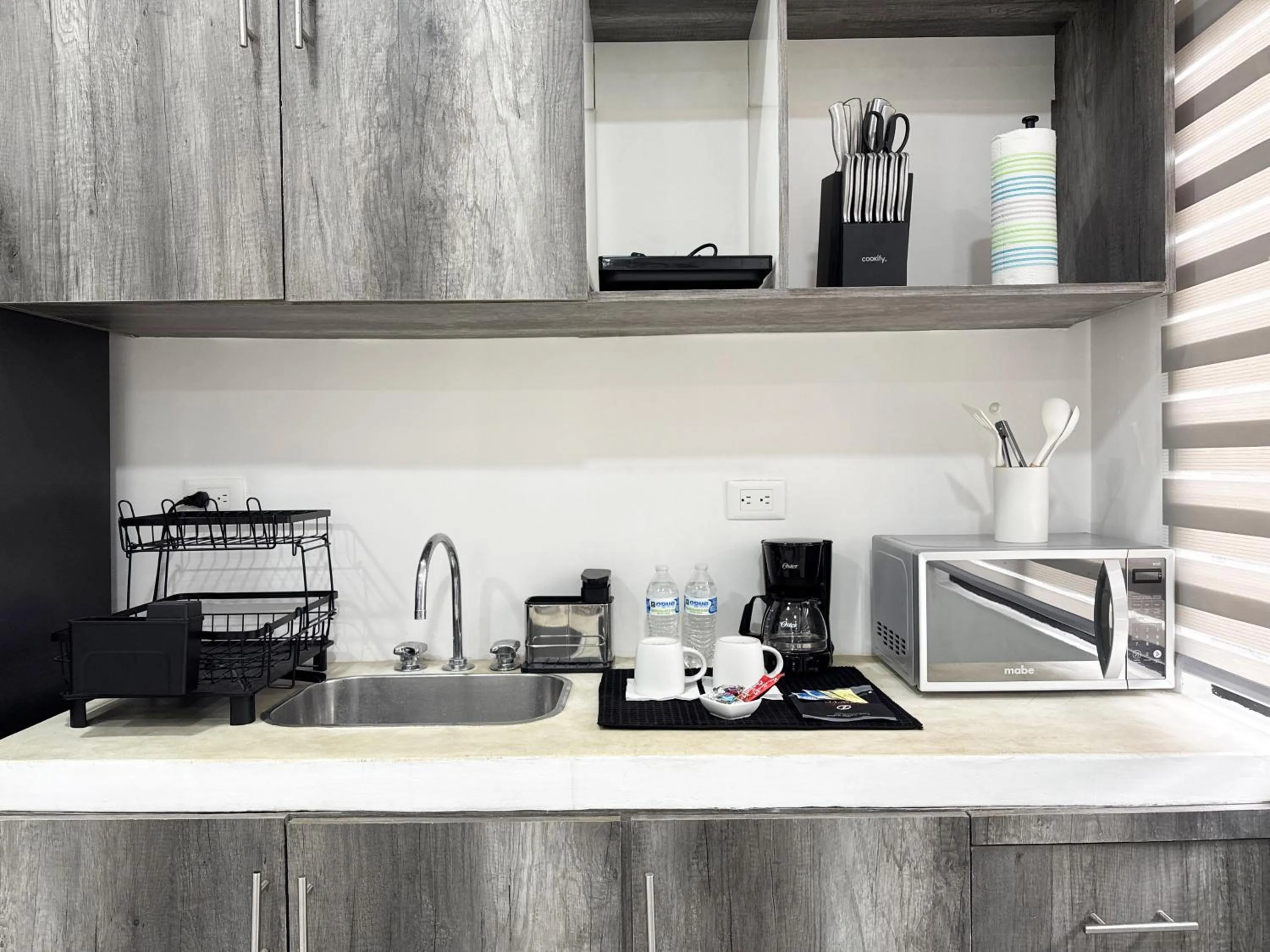 Kitchen or kitchenette in SILVERSANDS Hotel Boutique - 5Th Ave