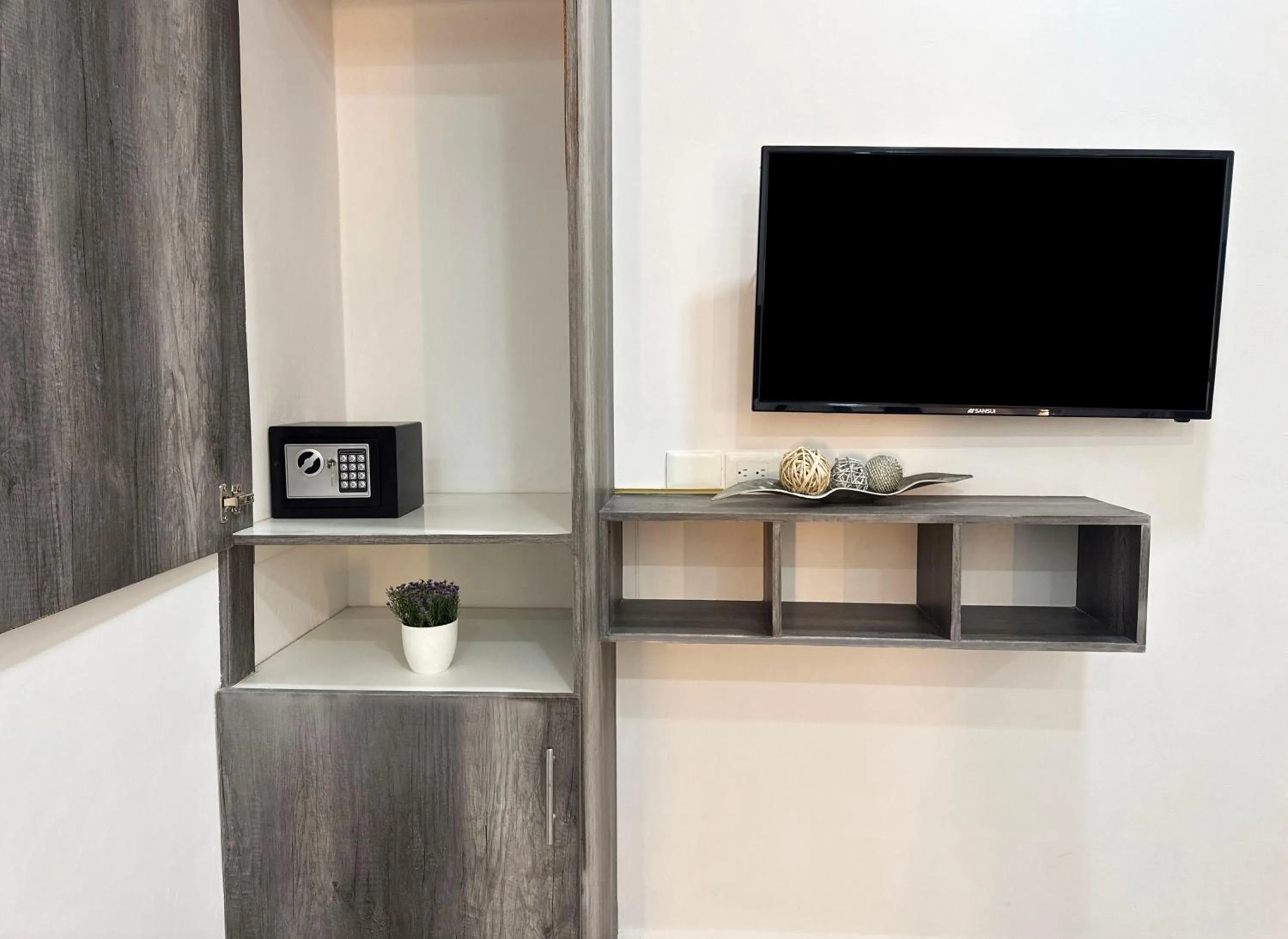 TV and multimedia in SILVERSANDS Hotel Boutique - 5Th Ave