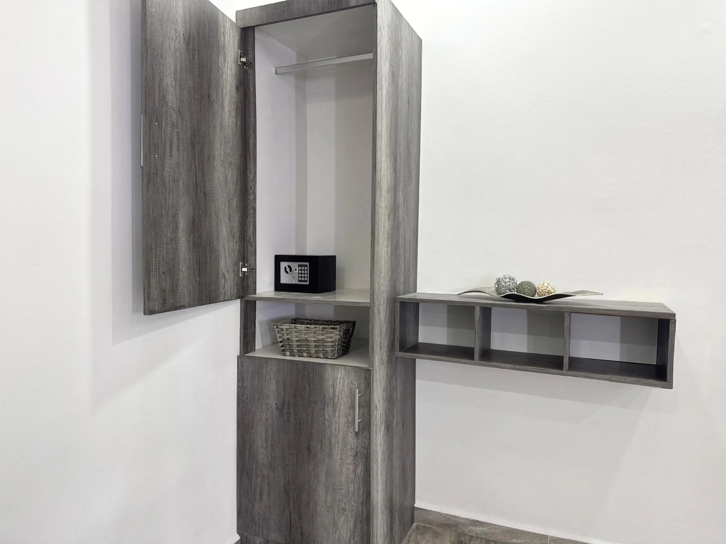 wardrobe in SILVERSANDS Hotel Boutique - 5Th Ave