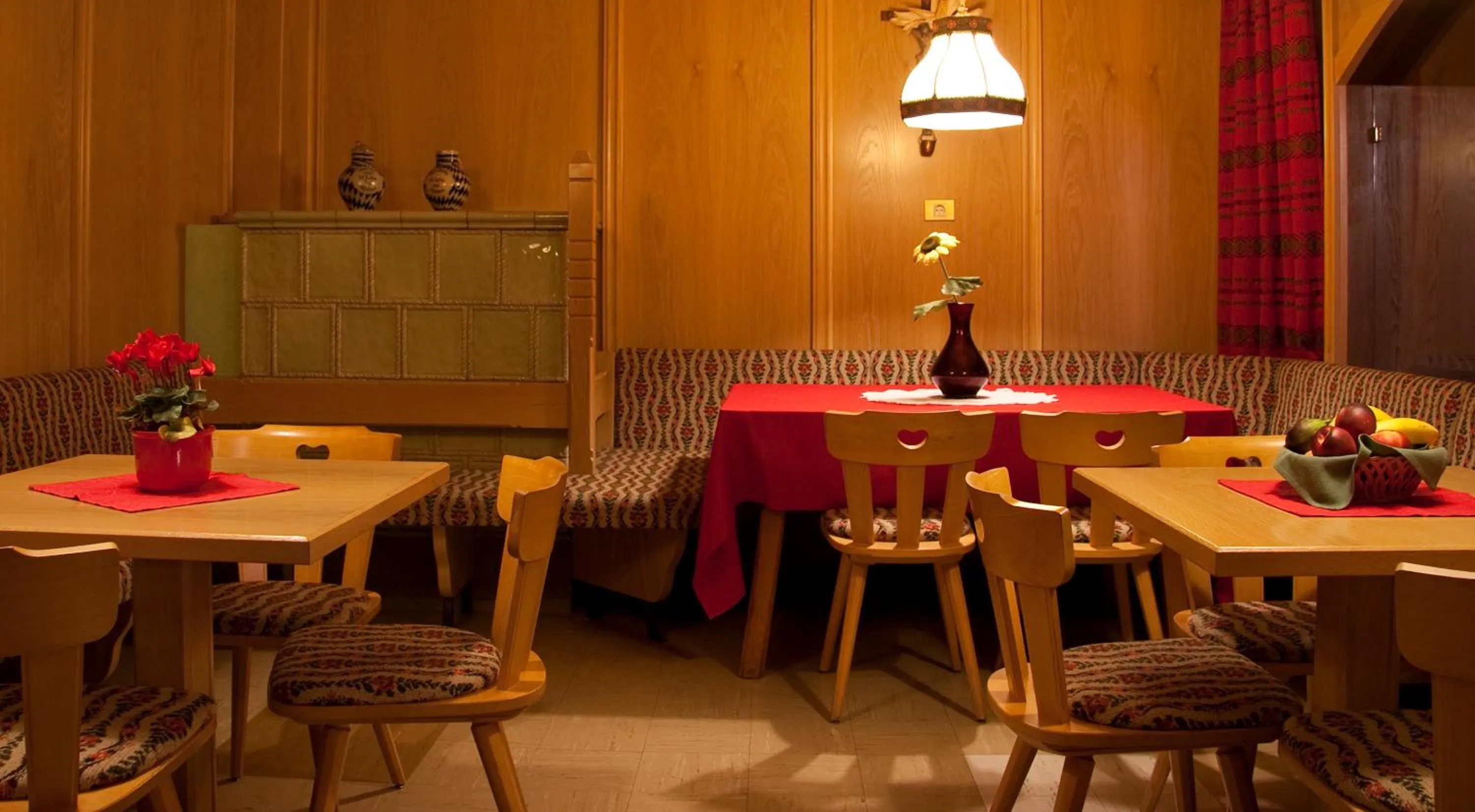 Restaurant/places to eat in Garni Appartments Helvetia