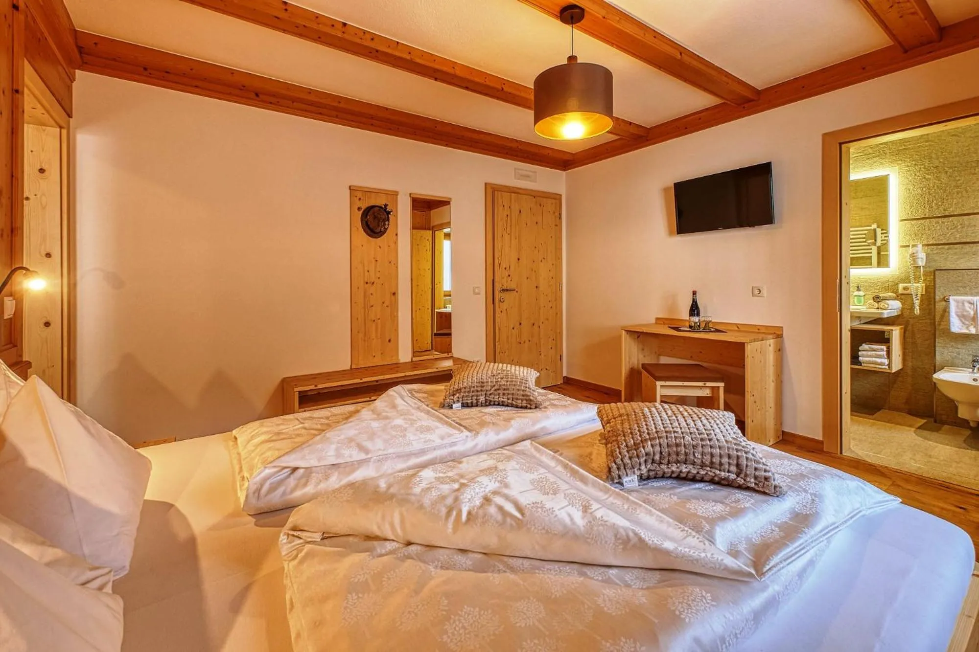 Photo of the whole room, Bed in Garni Appartments Helvetia