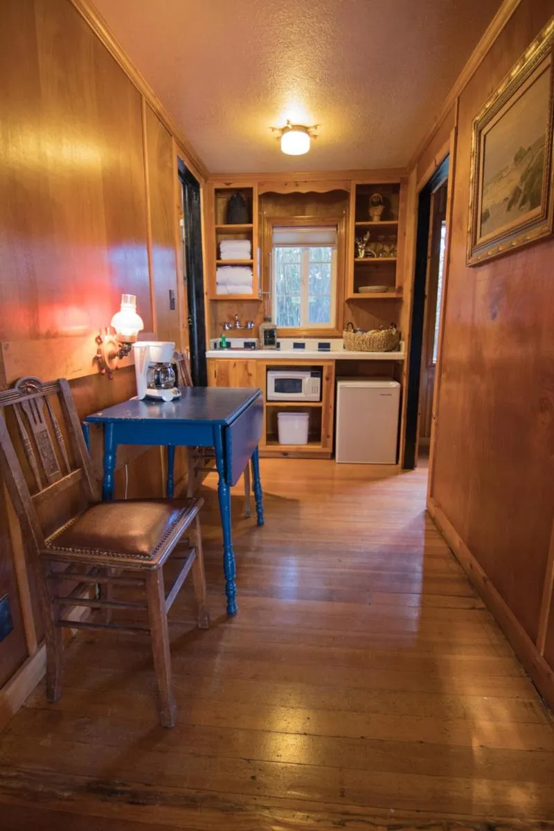Dining area in Anchor Inn Resort