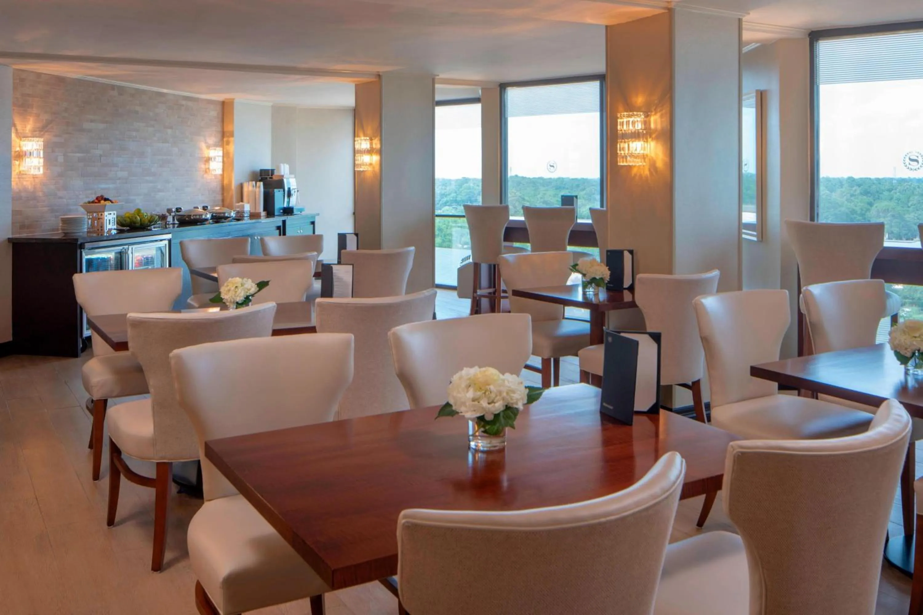 Lounge or bar in Sheraton Houston Brookhollow Hotel