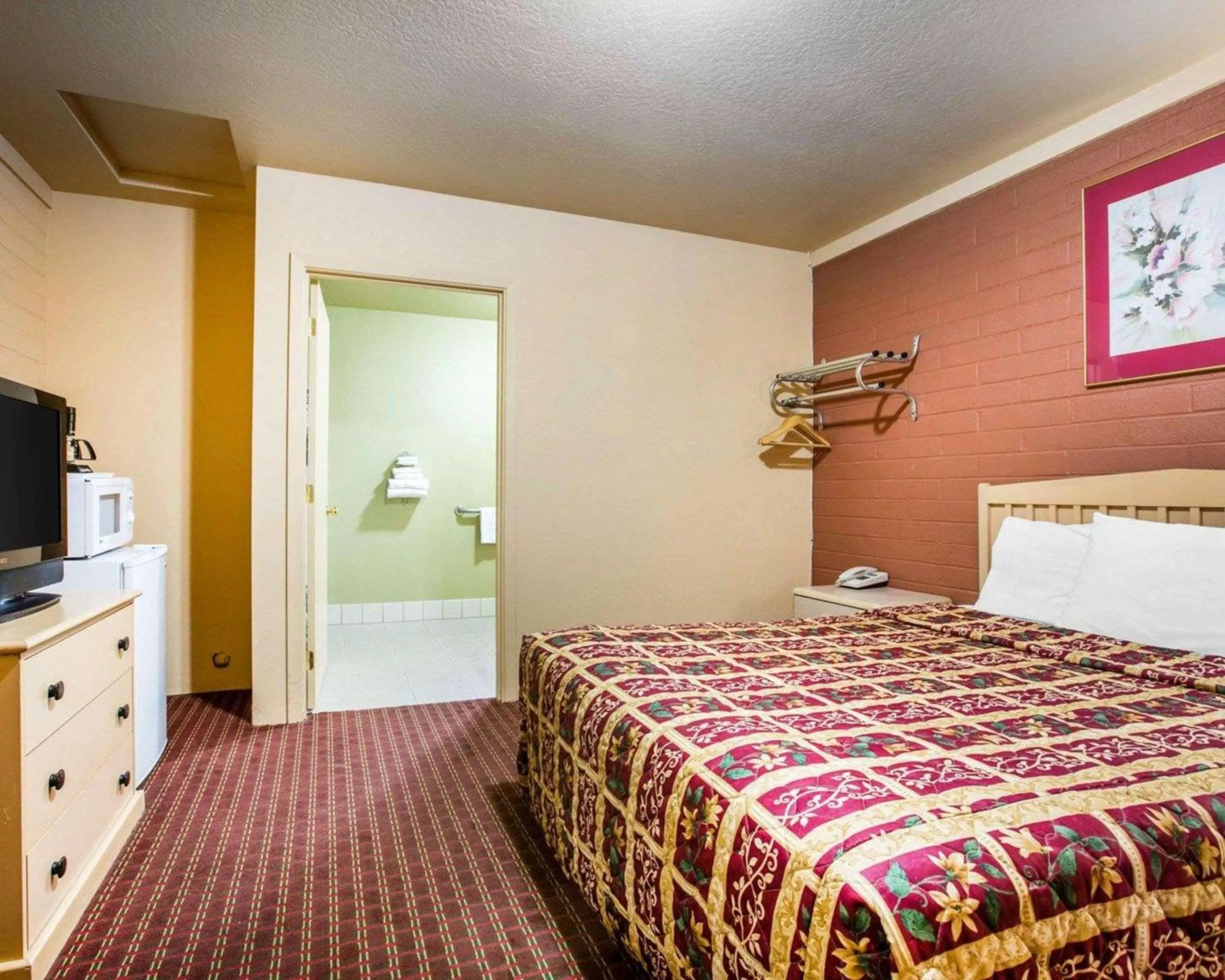 Photo of the whole room, Bed in Jefferson Inn