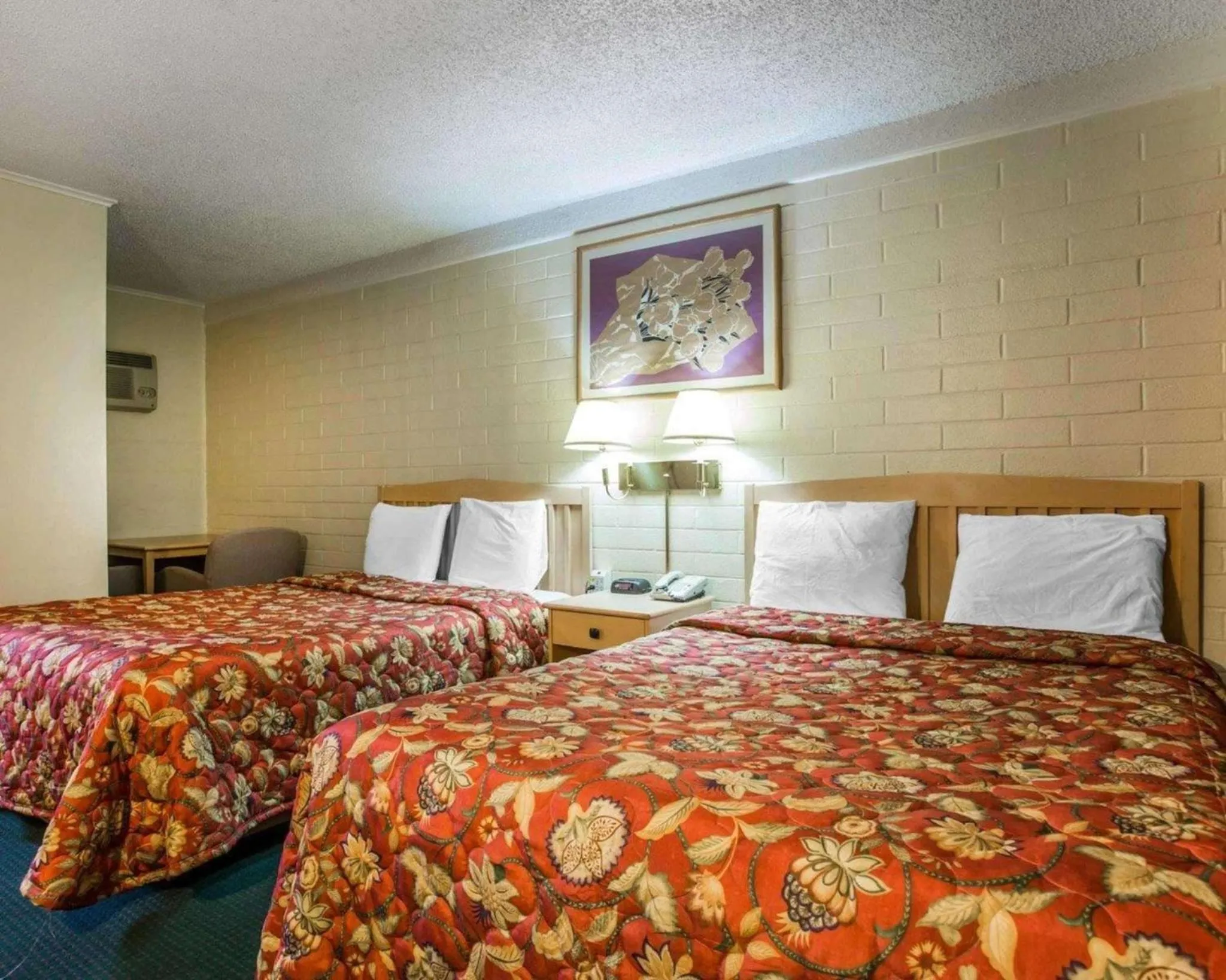 Photo of the whole room, Bed in Jefferson Inn