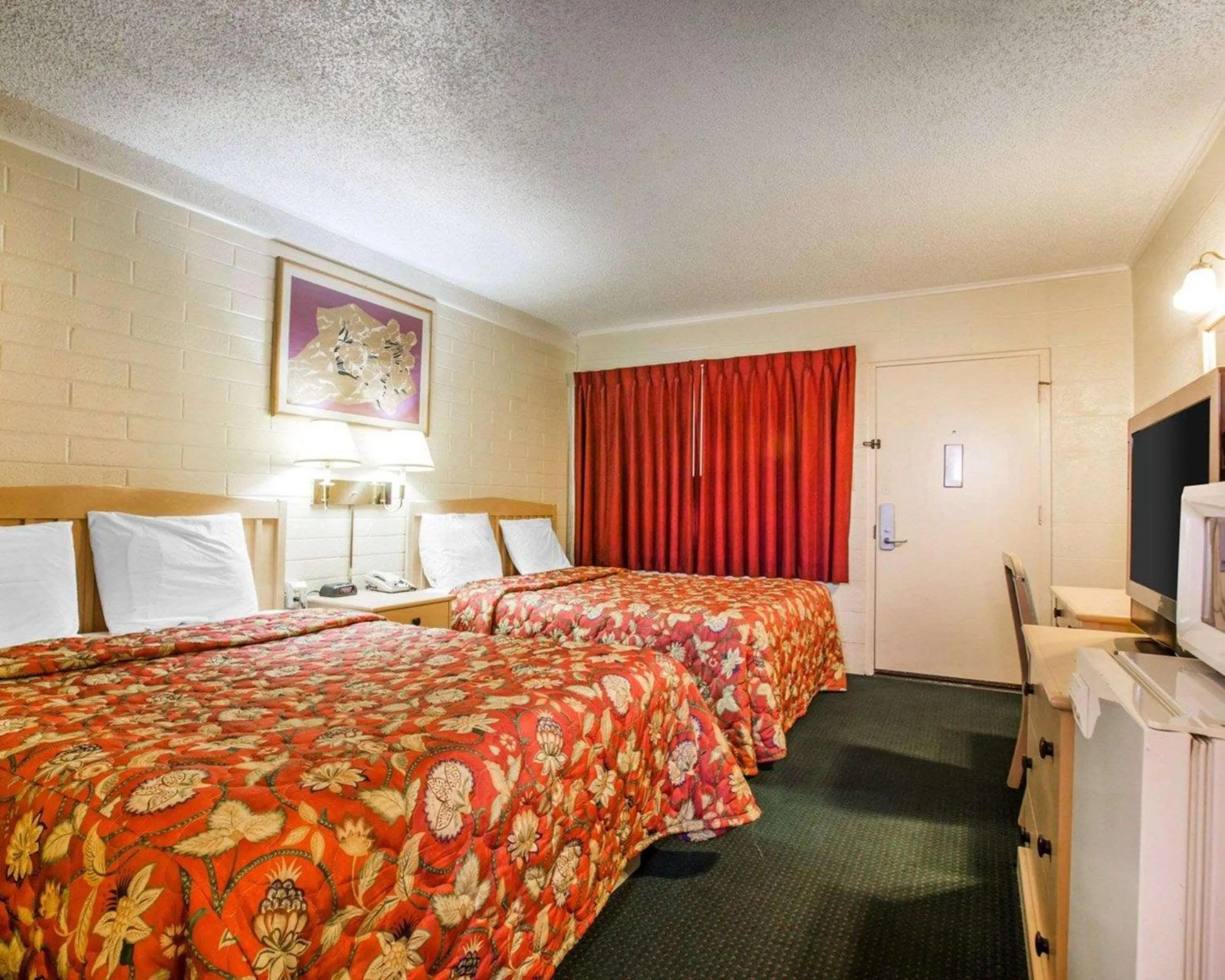 Photo of the whole room, Bed in Jefferson Inn