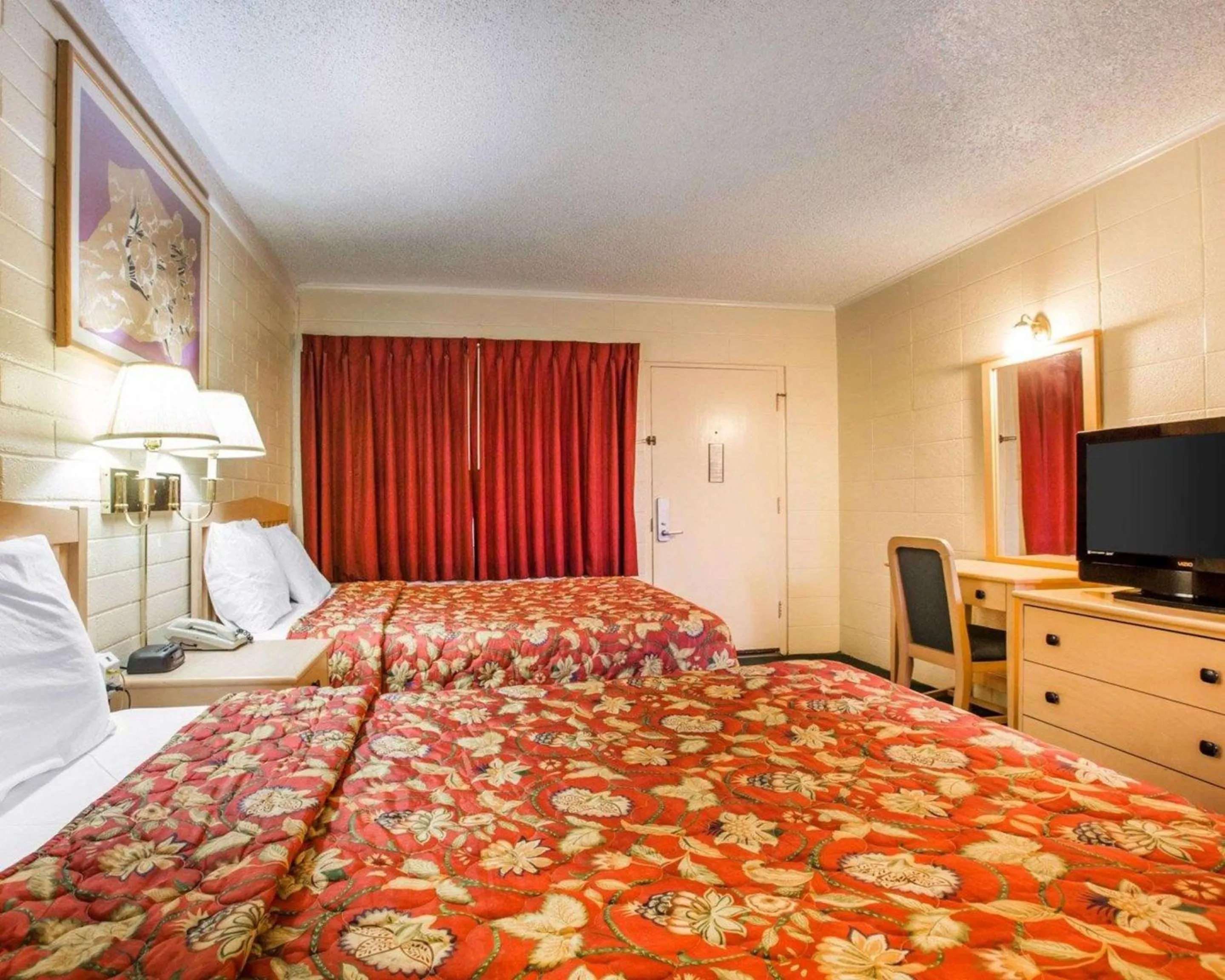 Photo of the whole room, Bed in Jefferson Inn