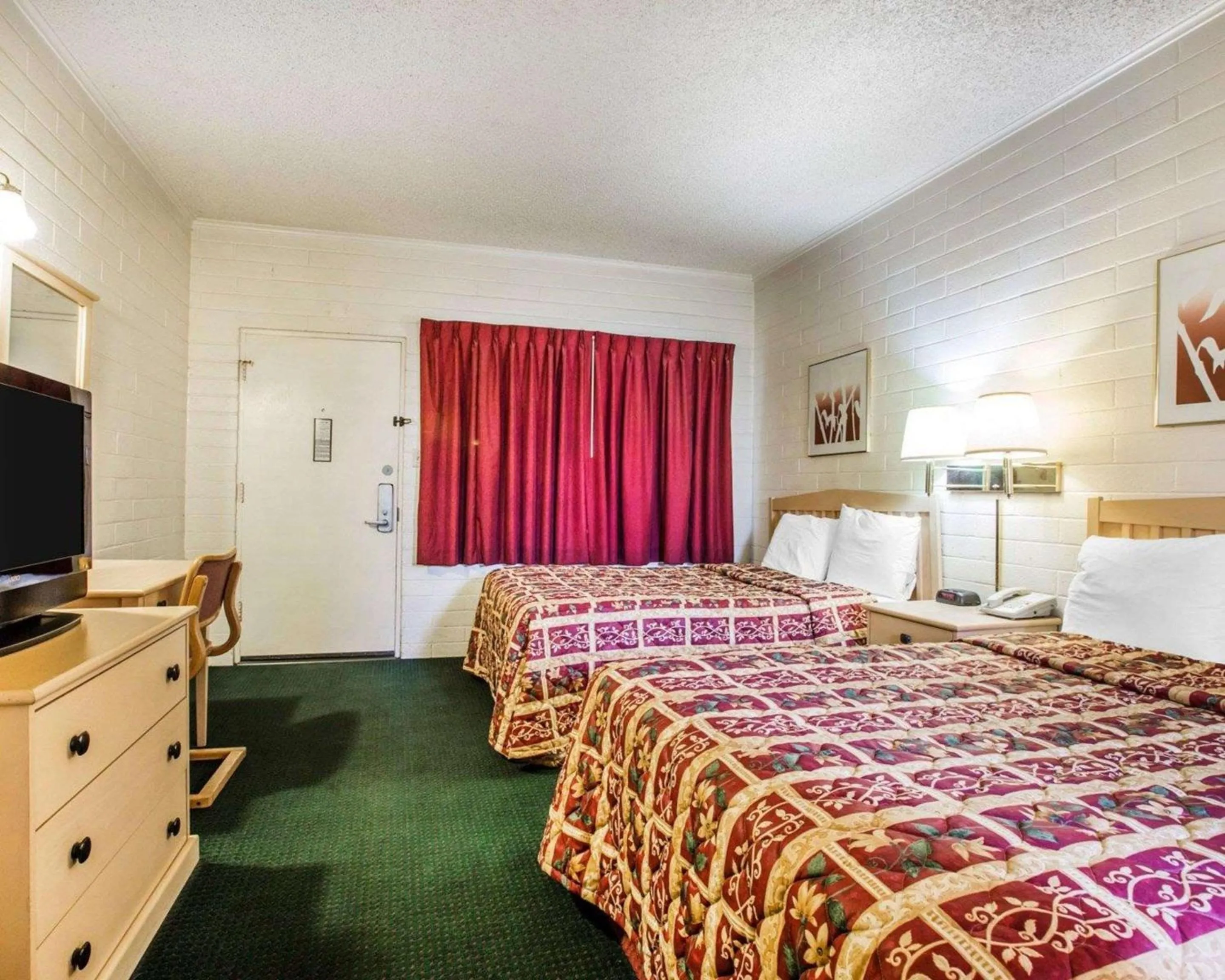 Photo of the whole room, Bed in Jefferson Inn