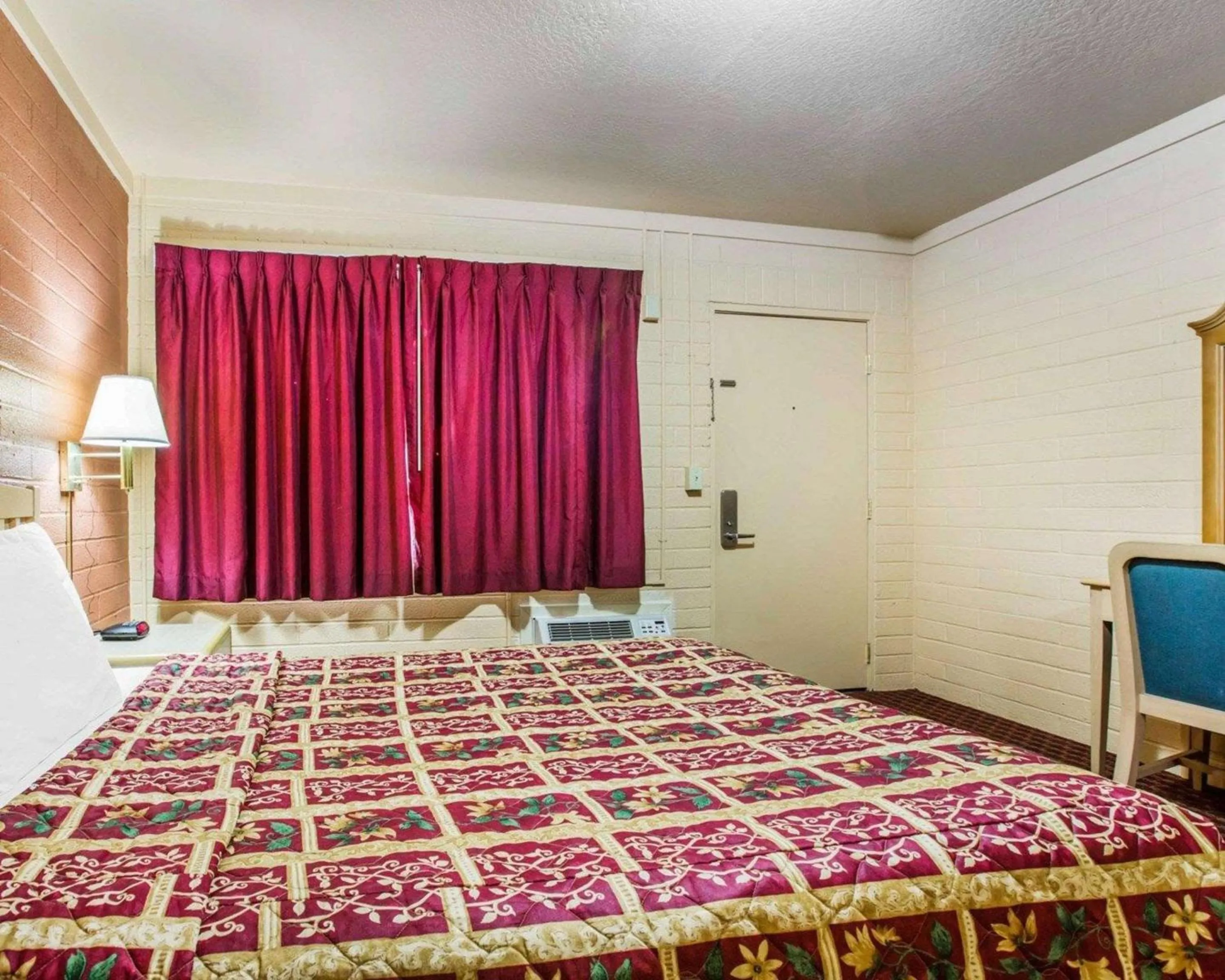 Photo of the whole room, Bed in Jefferson Inn