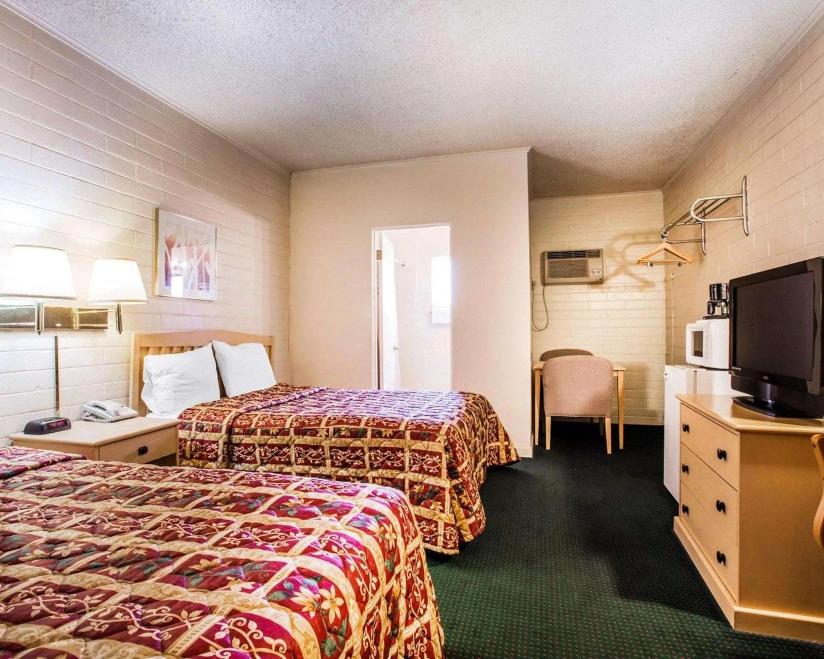 Photo of the whole room, Bed in Jefferson Inn
