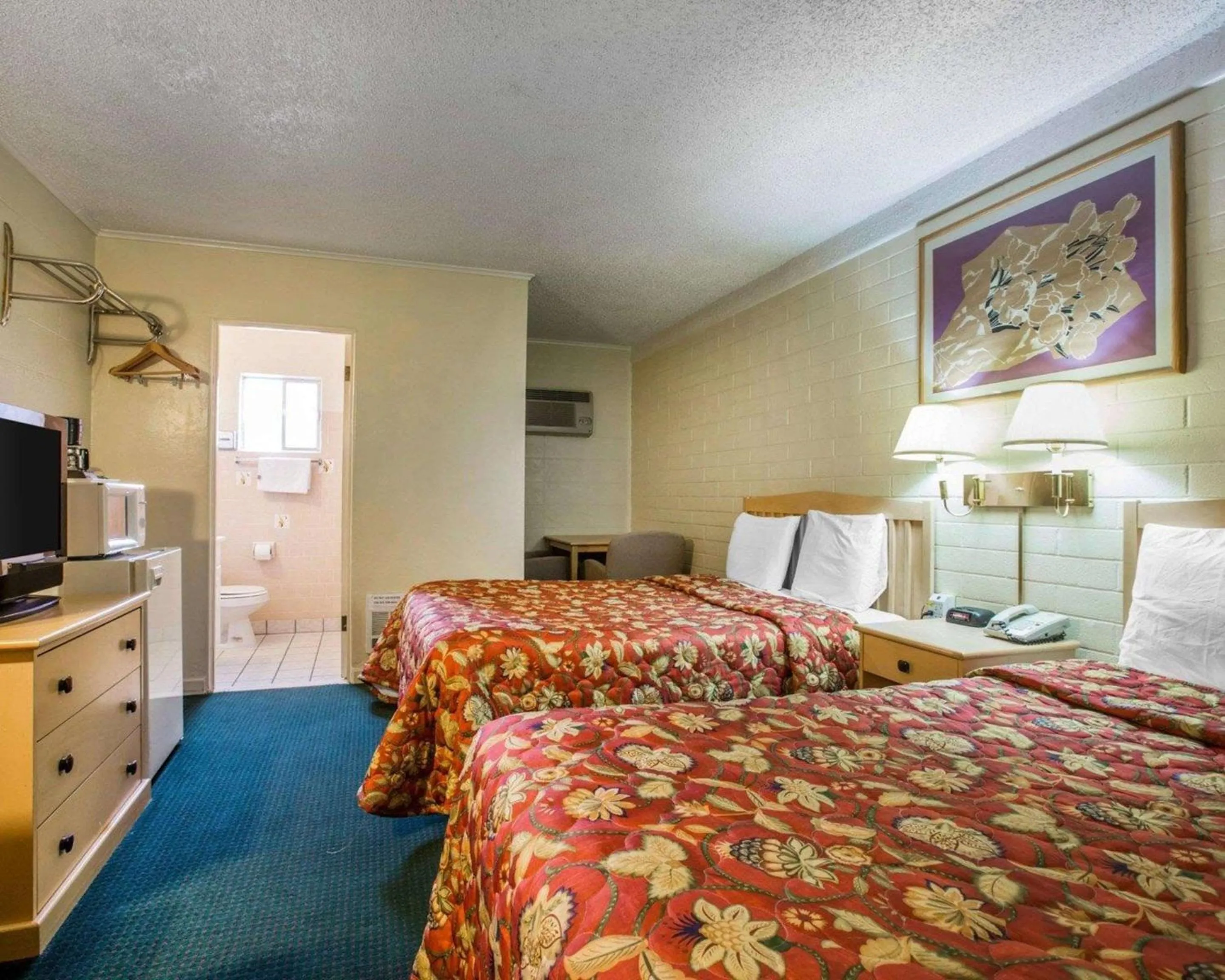 Photo of the whole room, Bed in Jefferson Inn