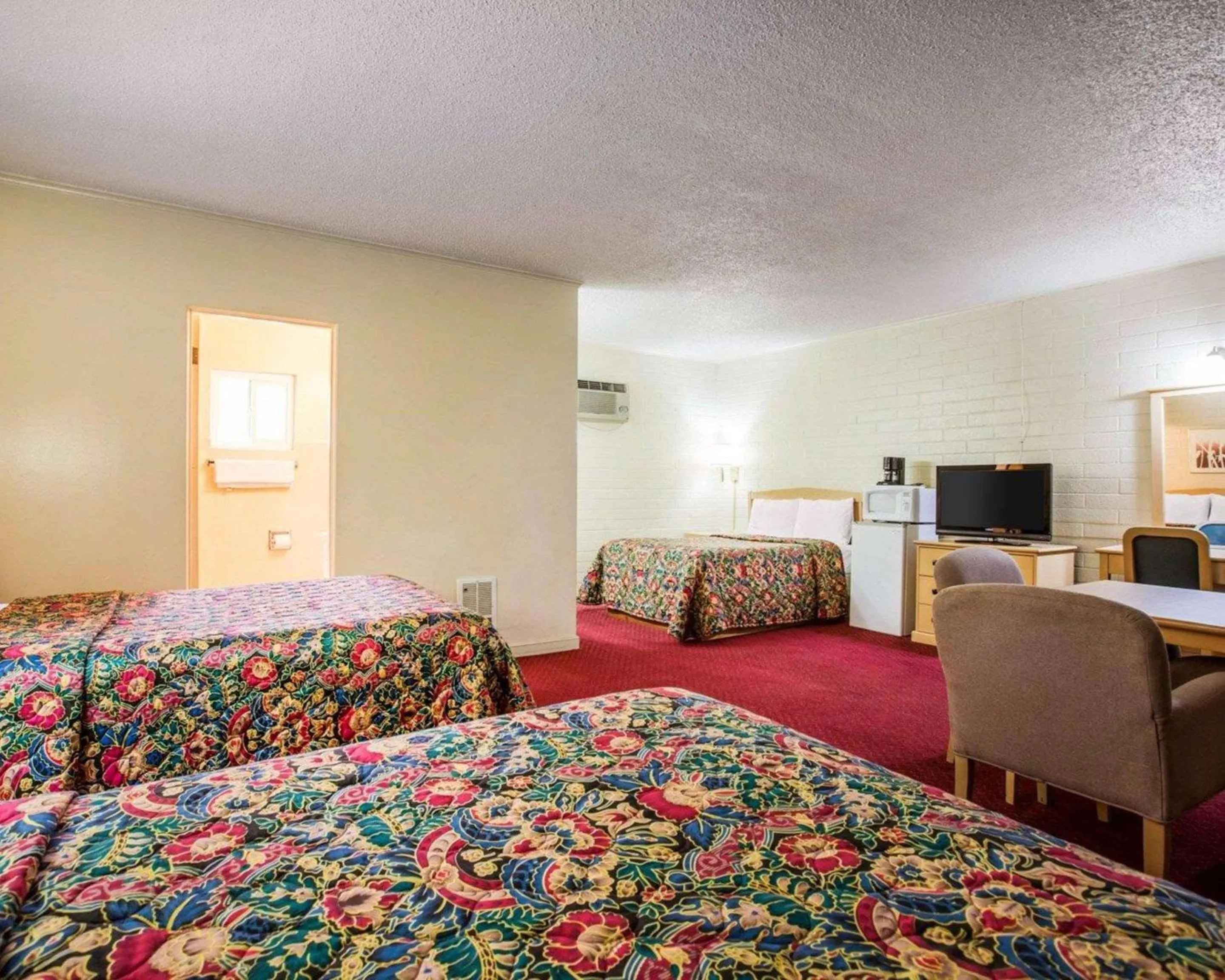 Photo of the whole room, Bed in Jefferson Inn