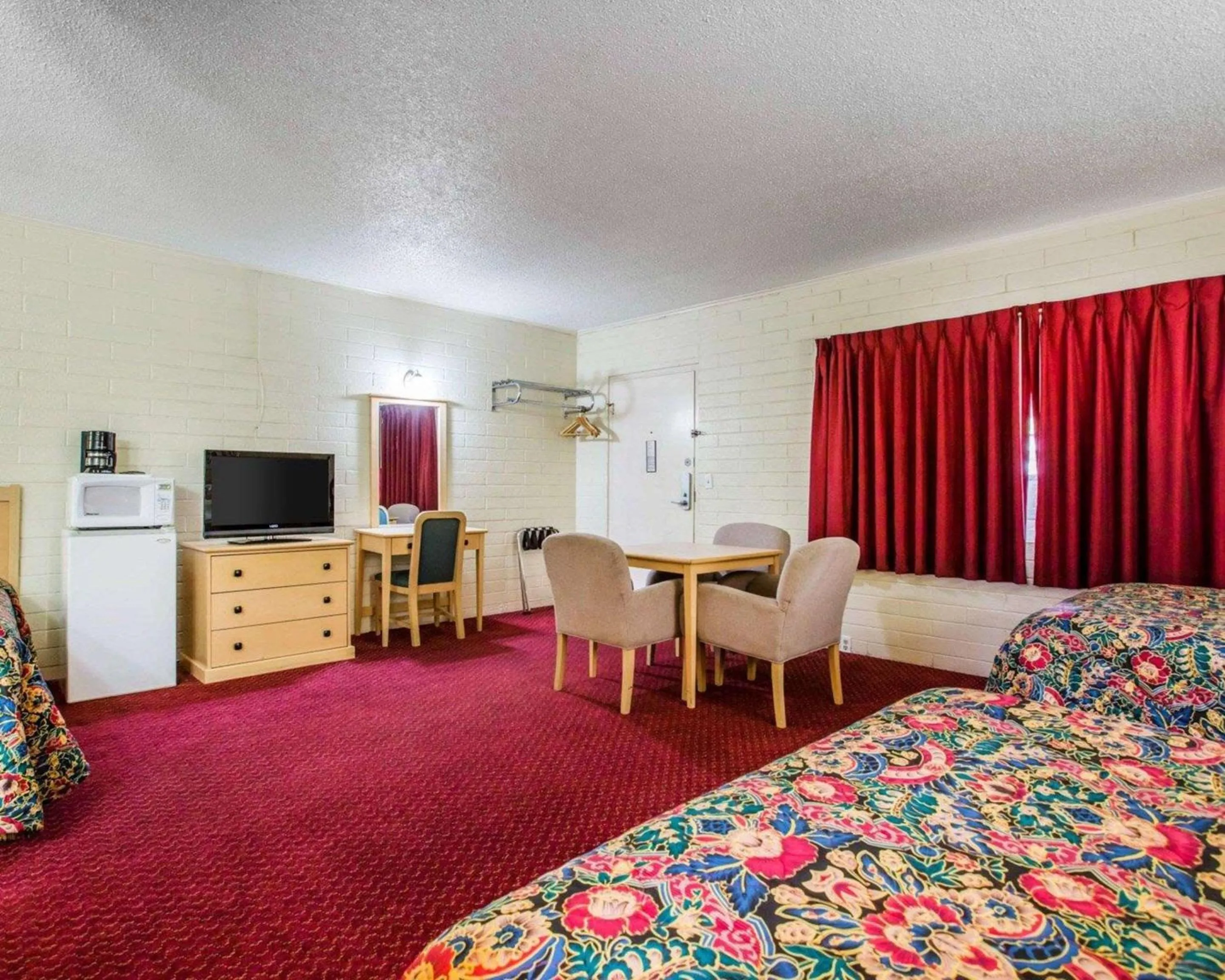 Photo of the whole room, Bed in Jefferson Inn