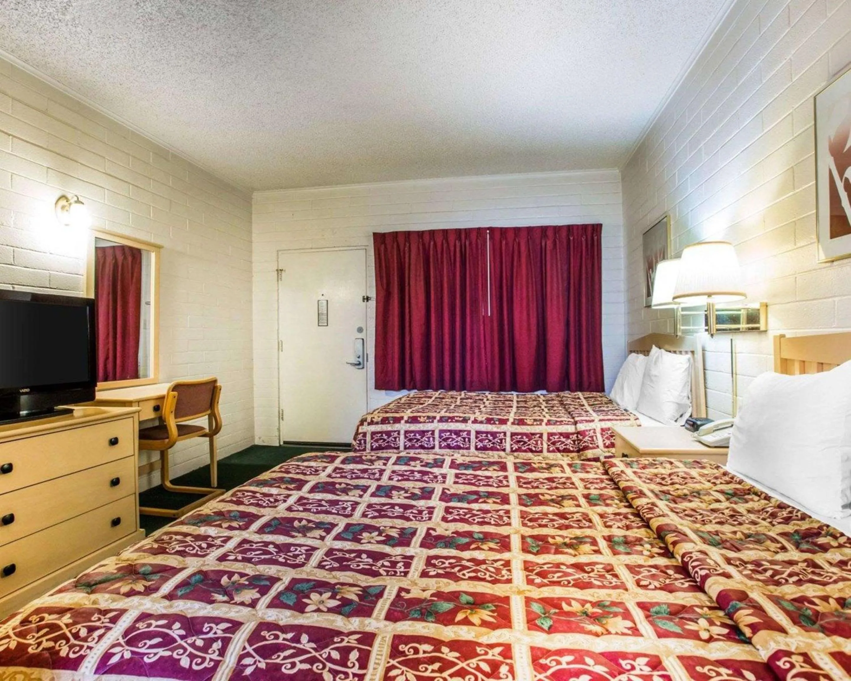 Photo of the whole room, Bed in Jefferson Inn