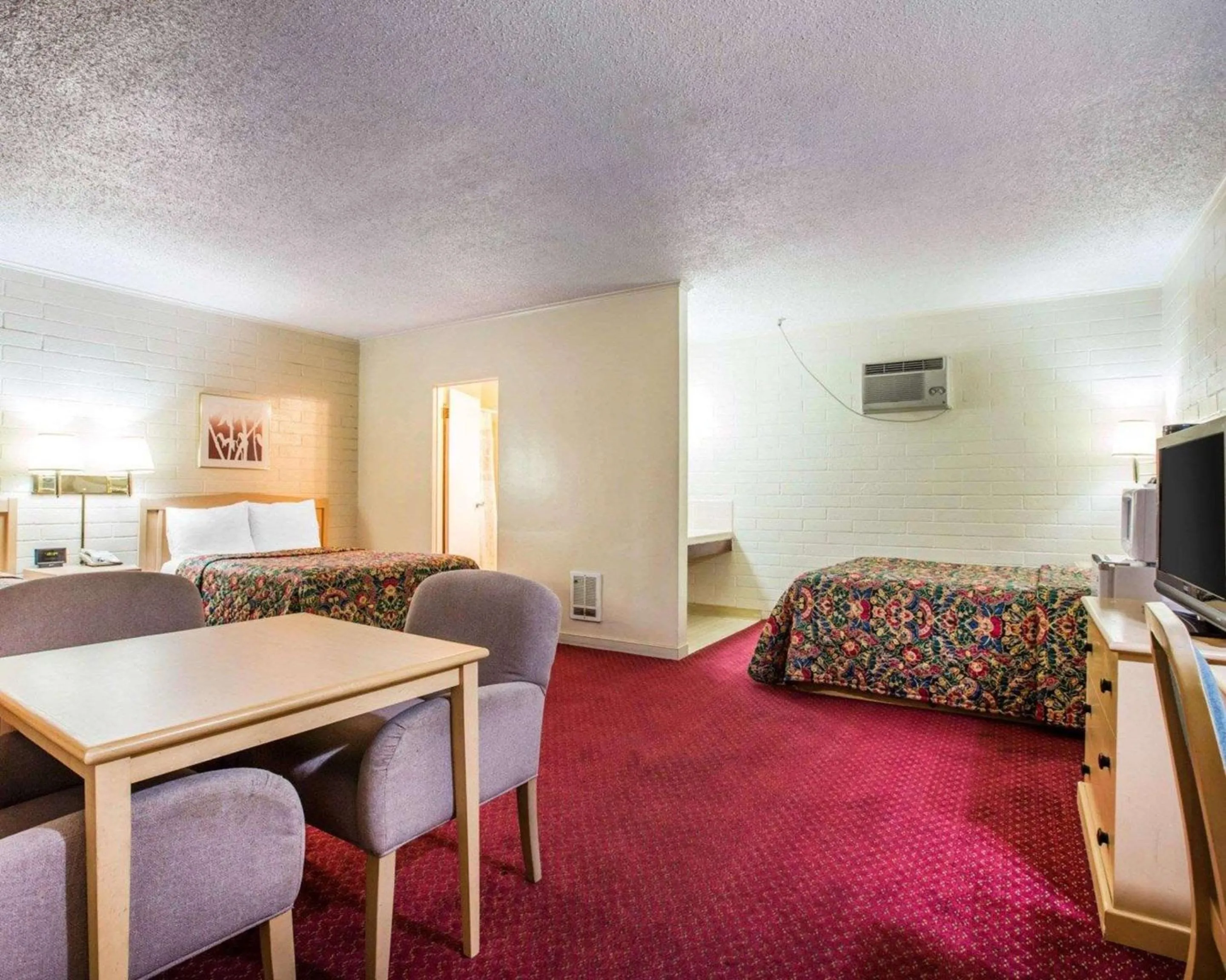 Photo of the whole room in Jefferson Inn