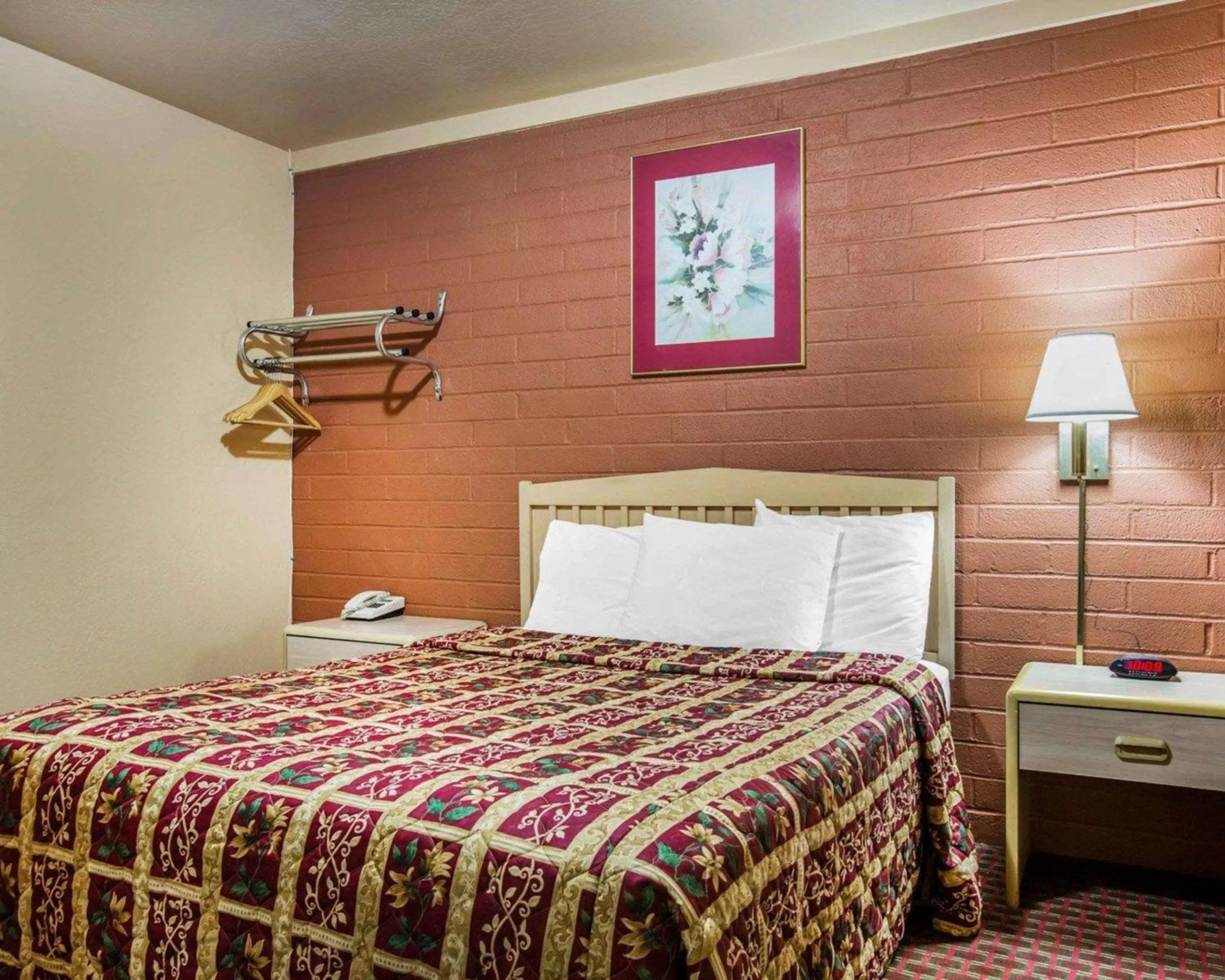 Photo of the whole room, Bed in Jefferson Inn