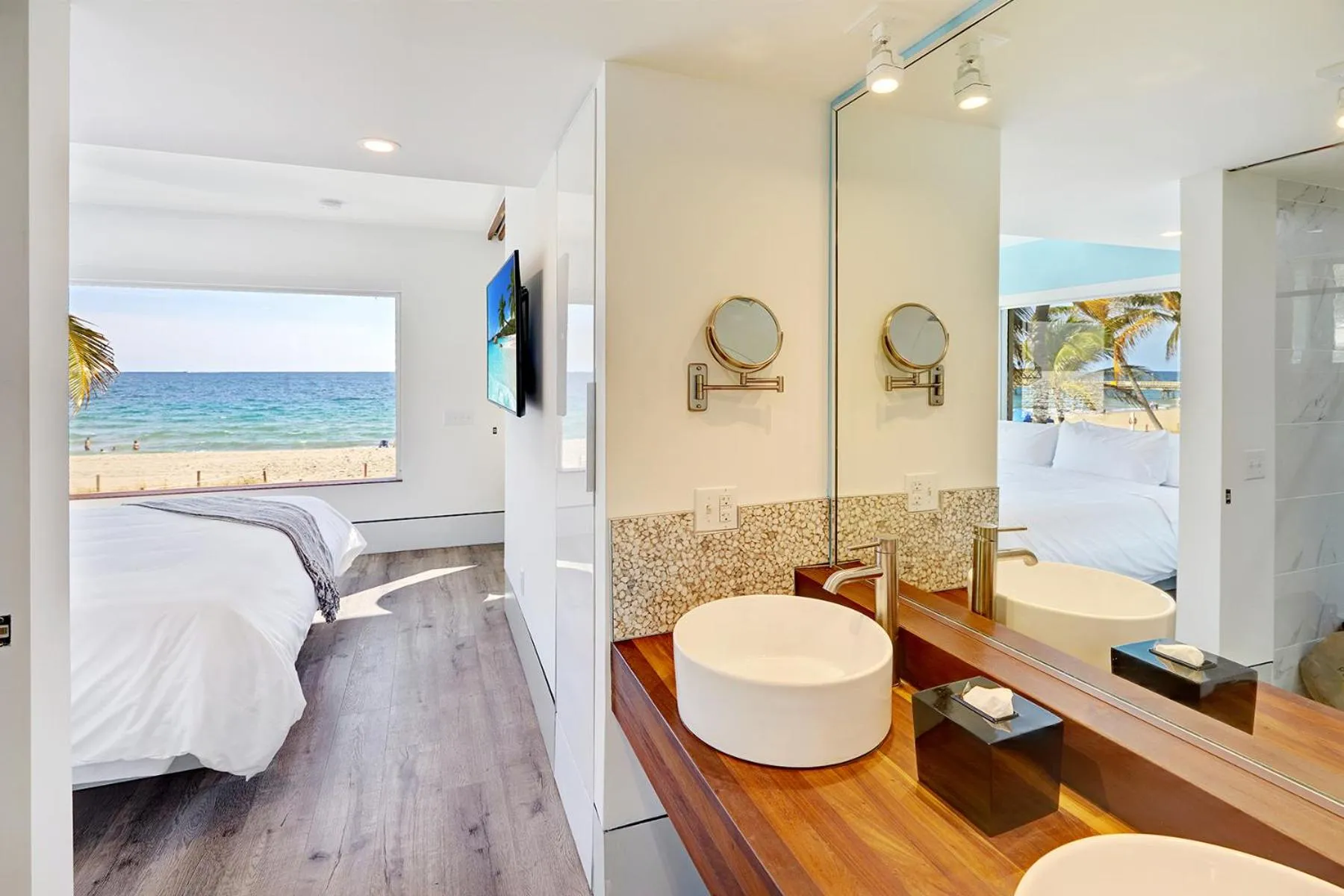 Sea view, Bed in Ocean Treasure Beachside Suites