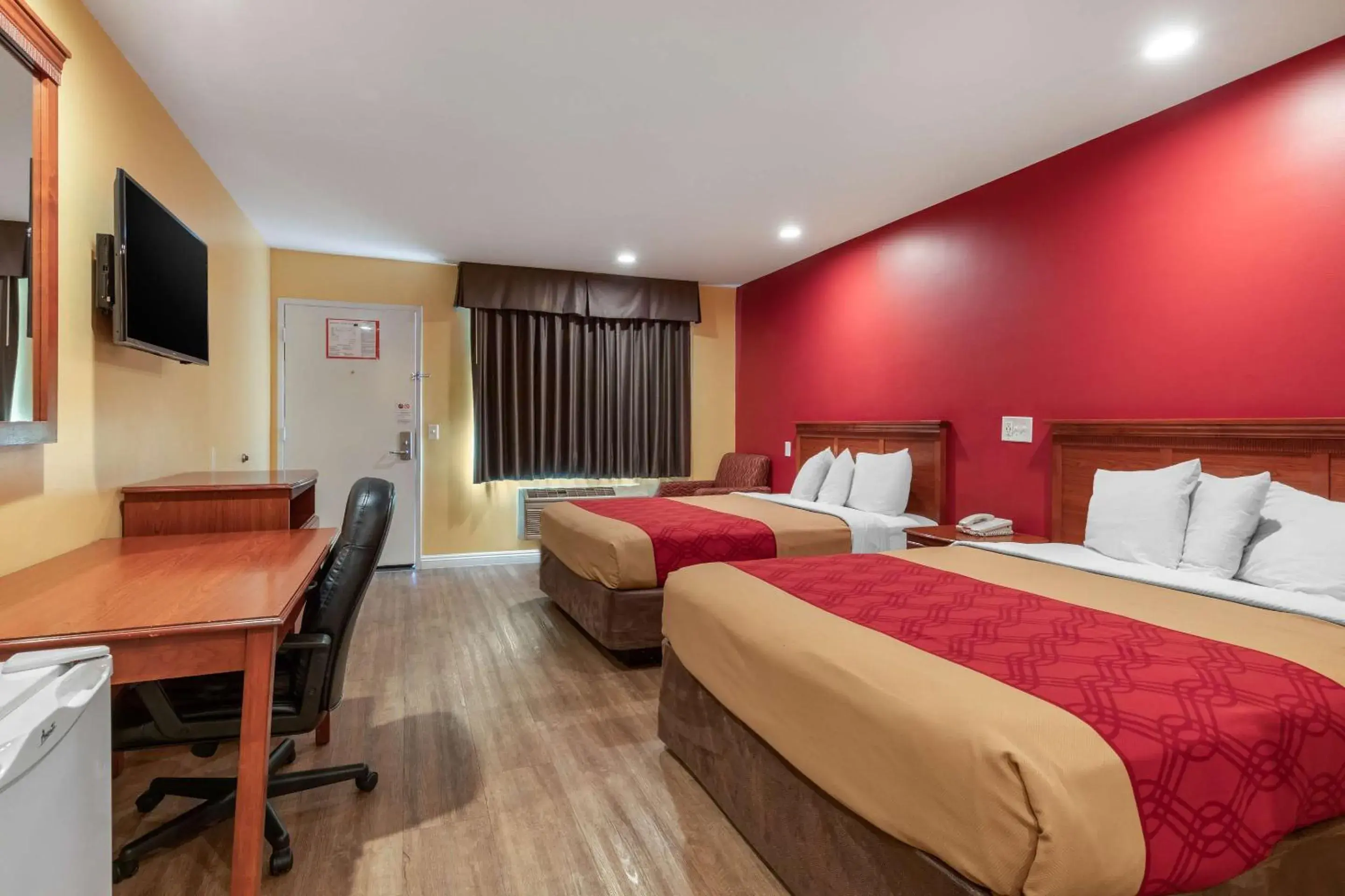 Bedroom, Bed in Rodeway Inn Carson - Los Angeles South Bedroom, Bed in Rodeway Inn Carson - Los Angeles South