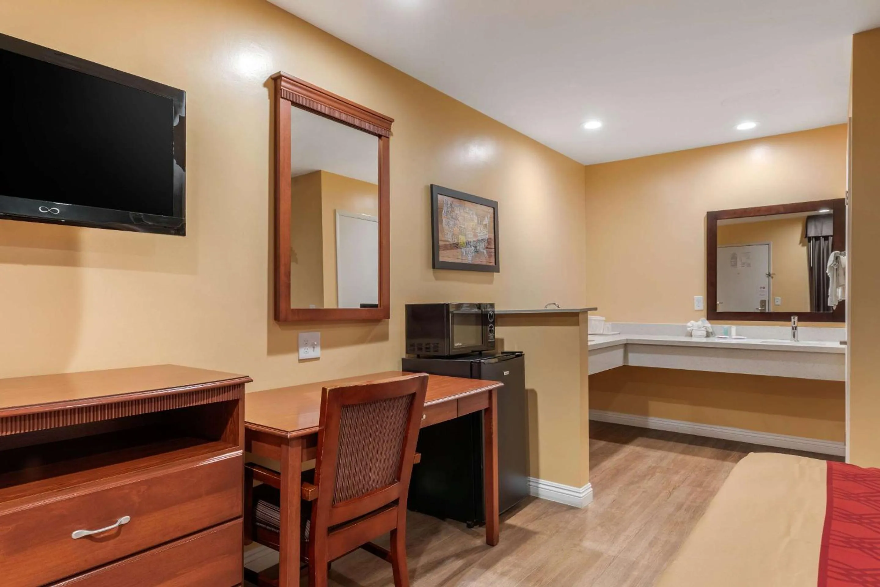 Bedroom in Rodeway Inn Carson - Los Angeles South