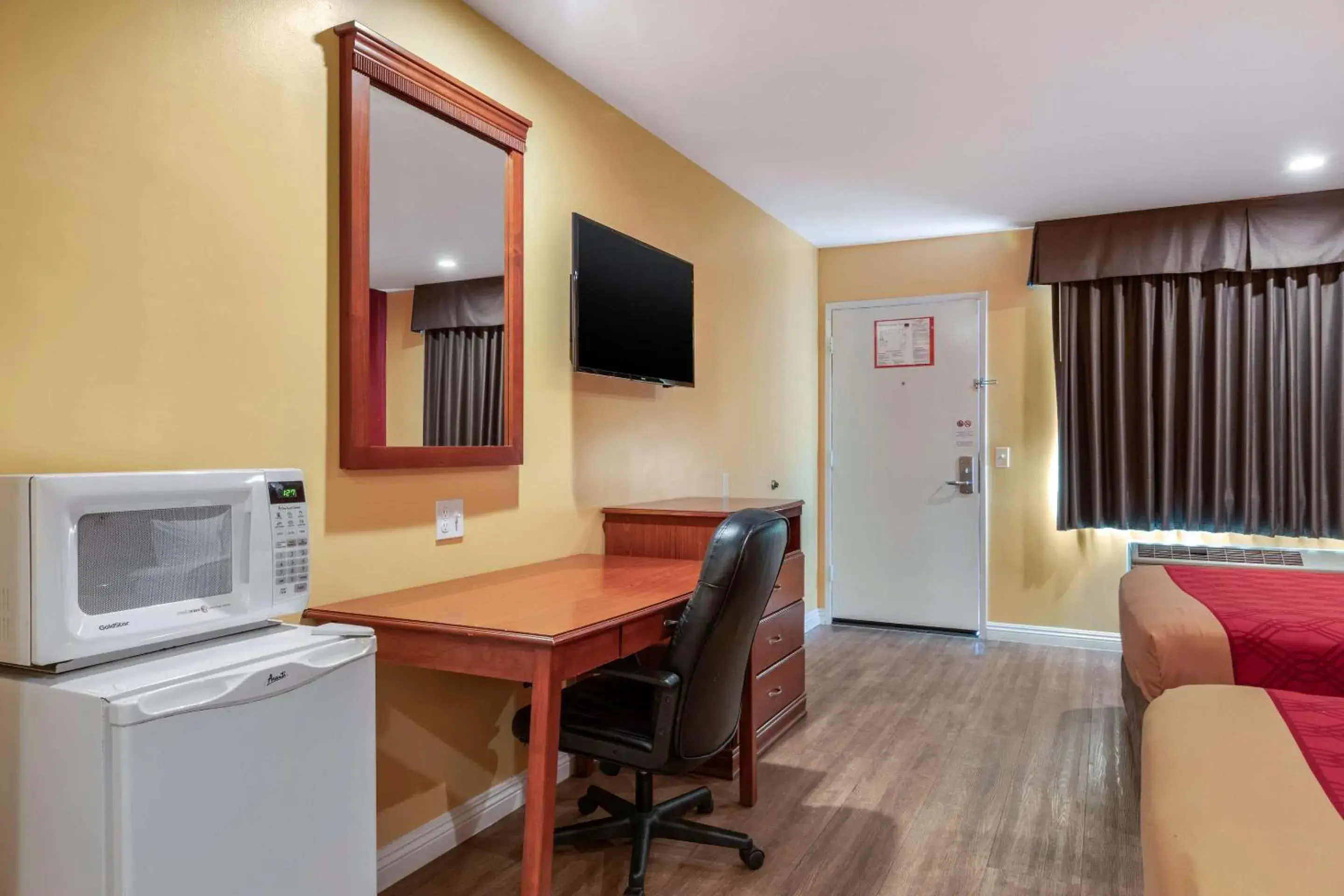 Bedroom in Rodeway Inn Carson - Los Angeles South Bedroom in Rodeway Inn Carson - Los Angeles South