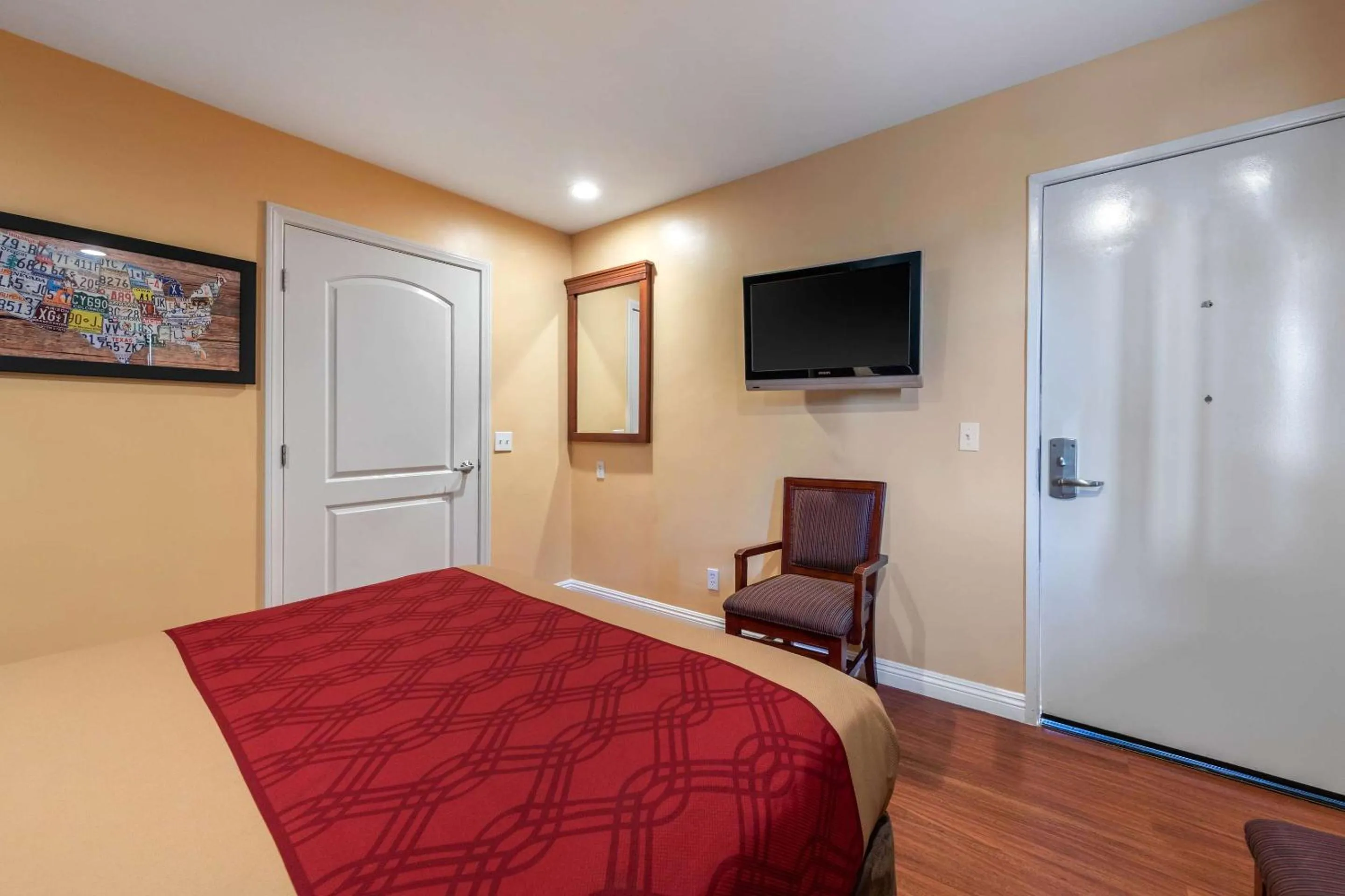 Bedroom, Bed in Rodeway Inn Carson - Los Angeles South