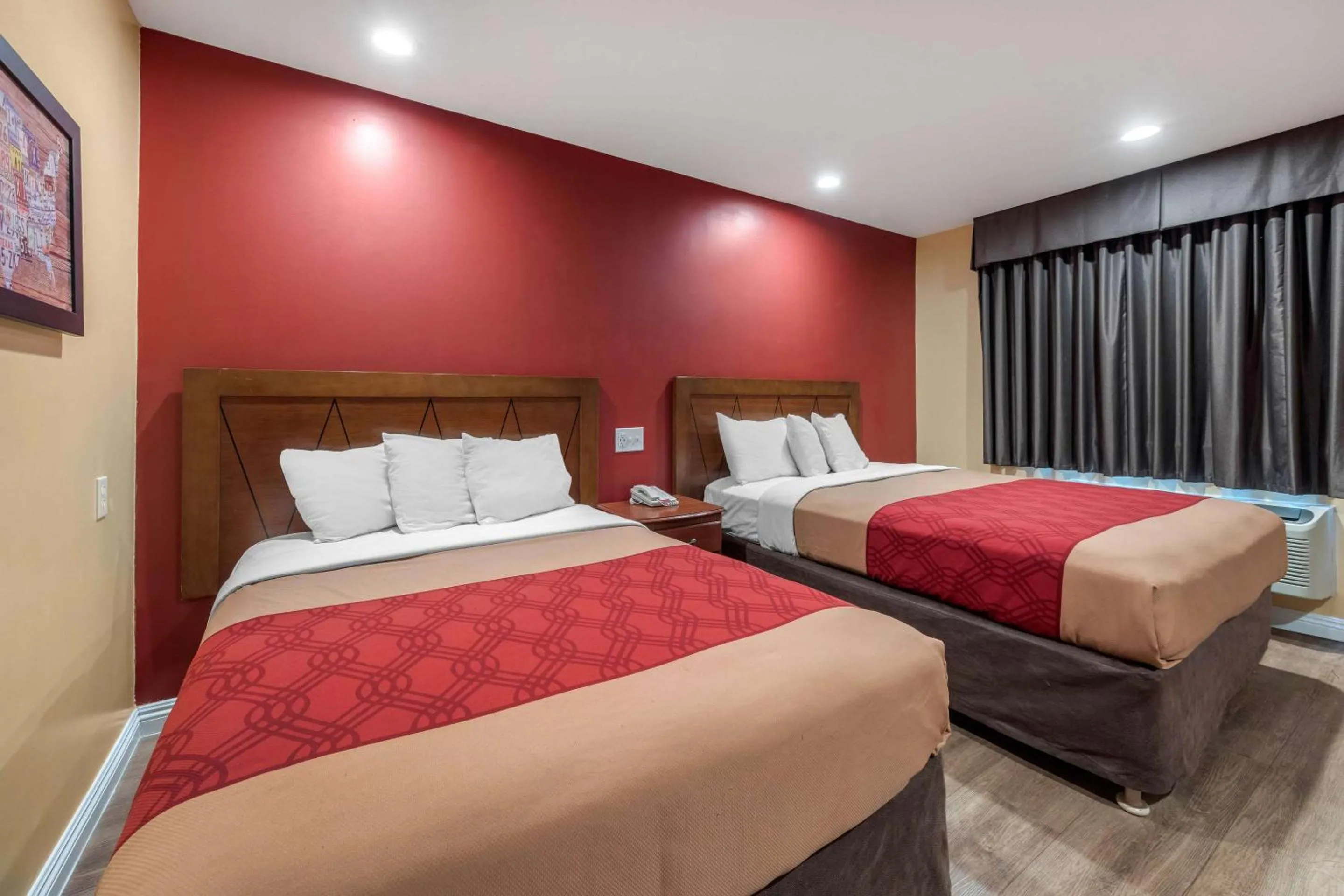 Bedroom, Bed in Rodeway Inn Carson - Los Angeles South