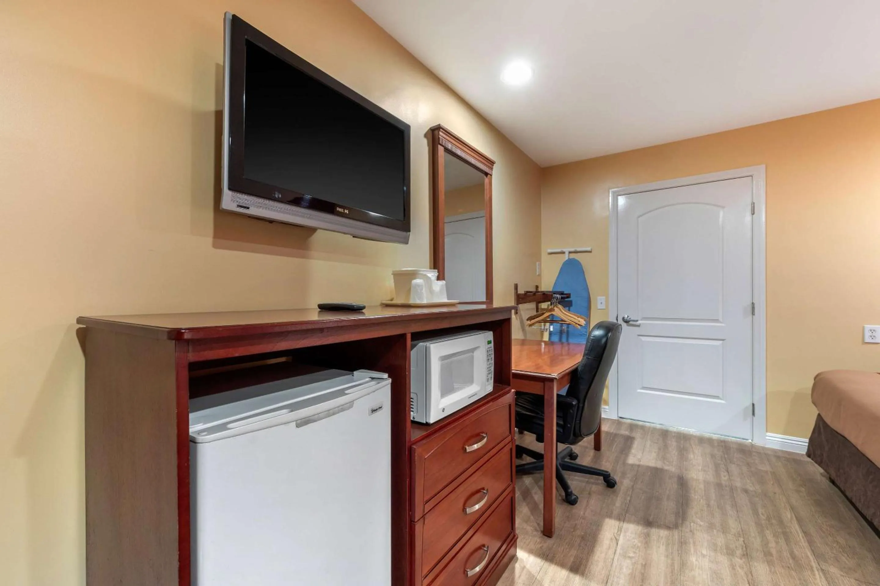 Bedroom in Rodeway Inn Carson - Los Angeles South