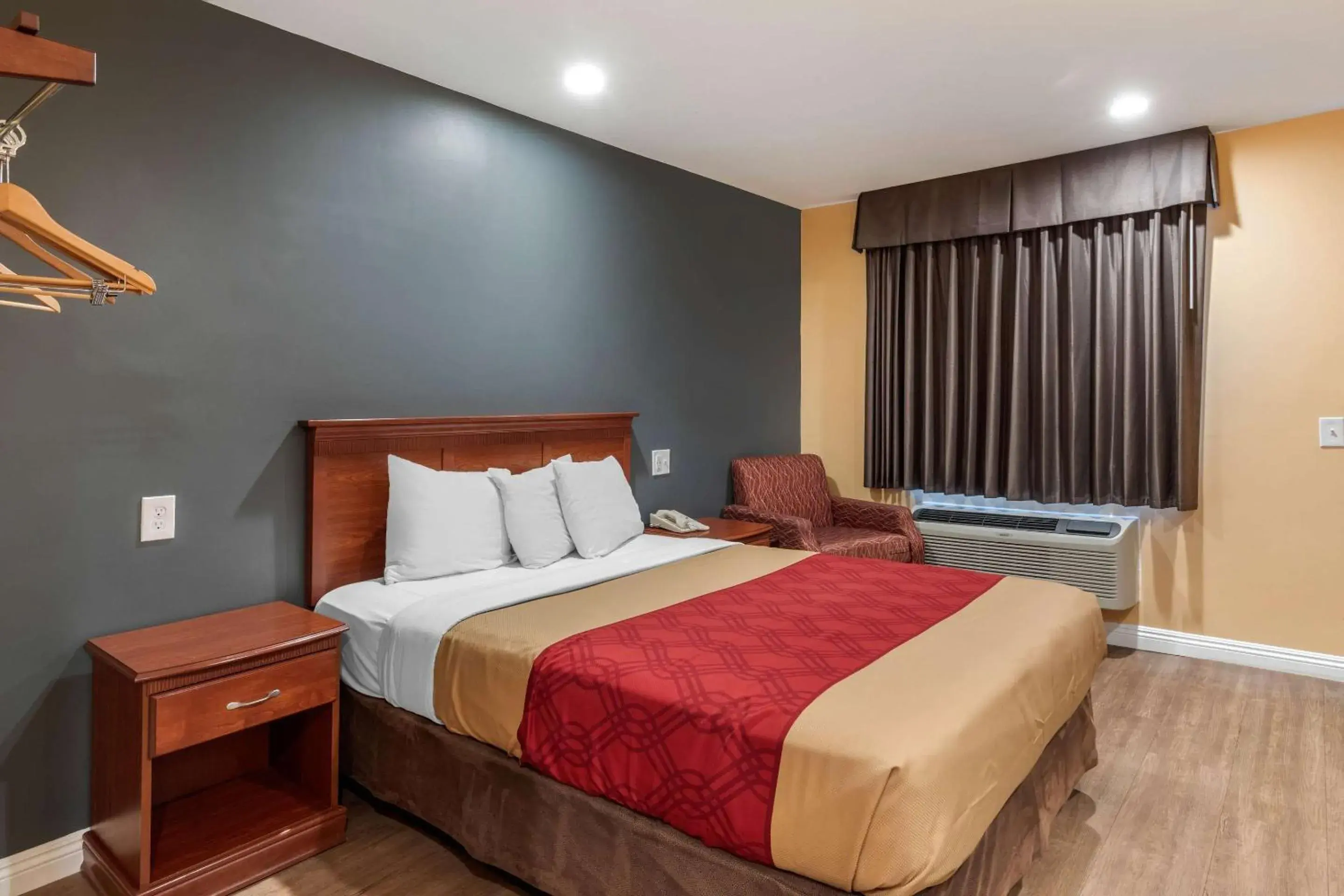 Non Smoking Queen Bed Room in Rodeway Inn Carson - Los Angeles South Non Smoking Queen Bed Room in Rodeway Inn Carson - Los Angeles South