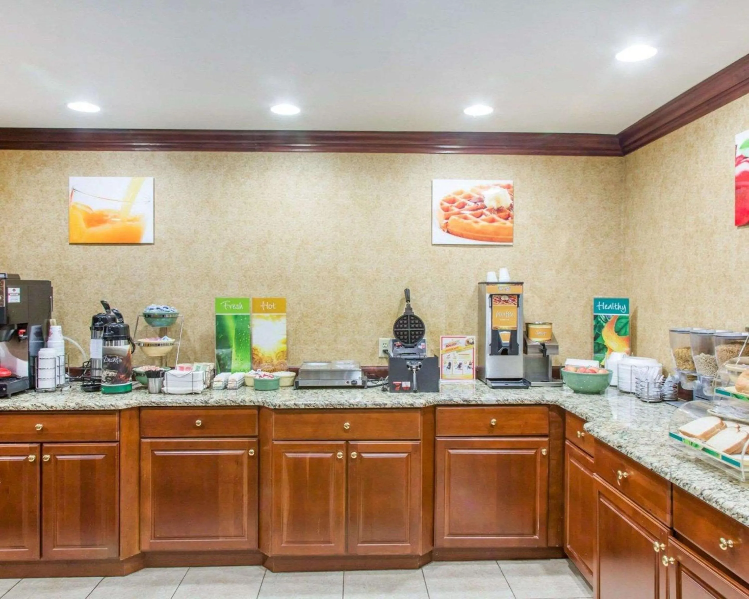 Restaurant/places to eat in Quality Inn & Suites