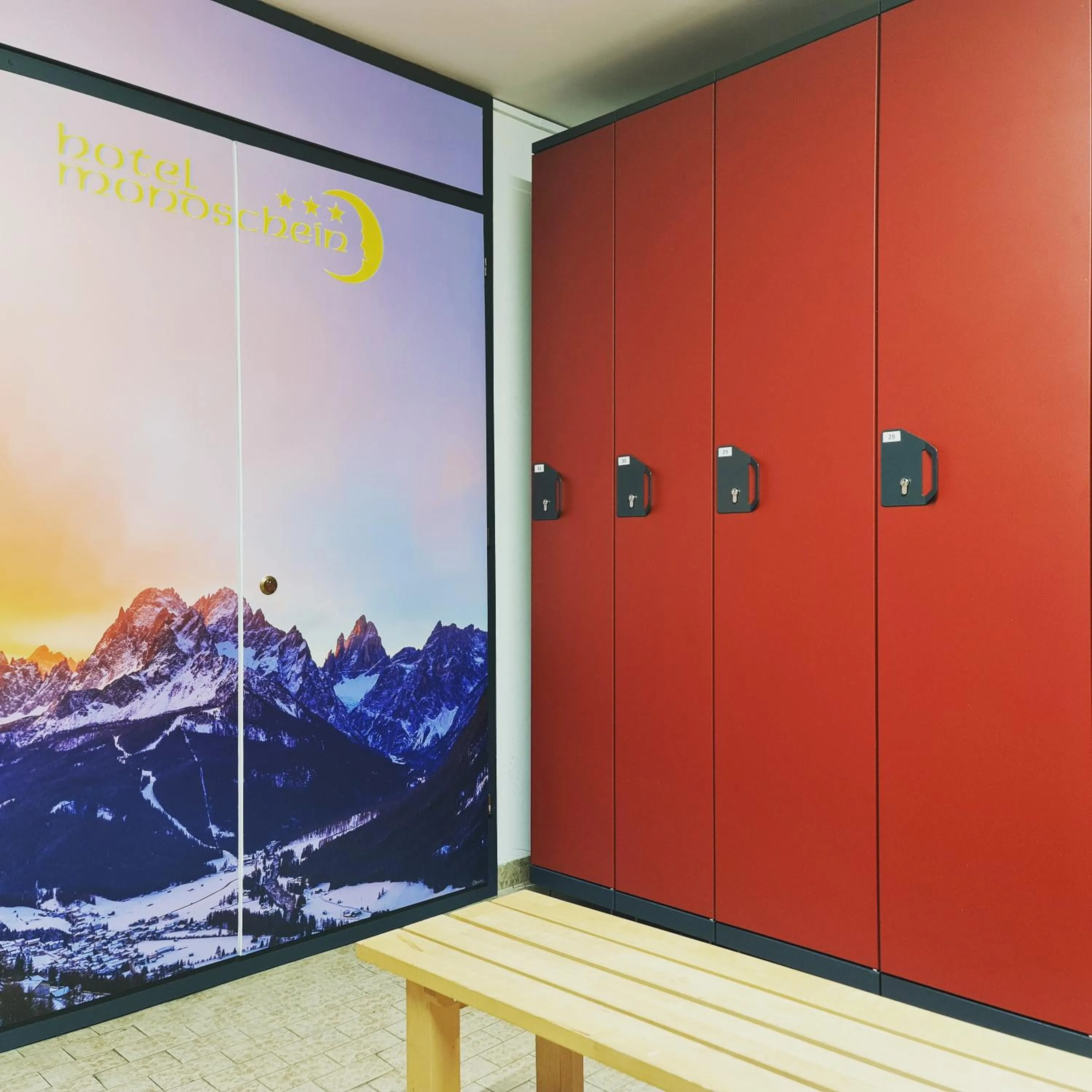 Skiing in Hotel Mondschein