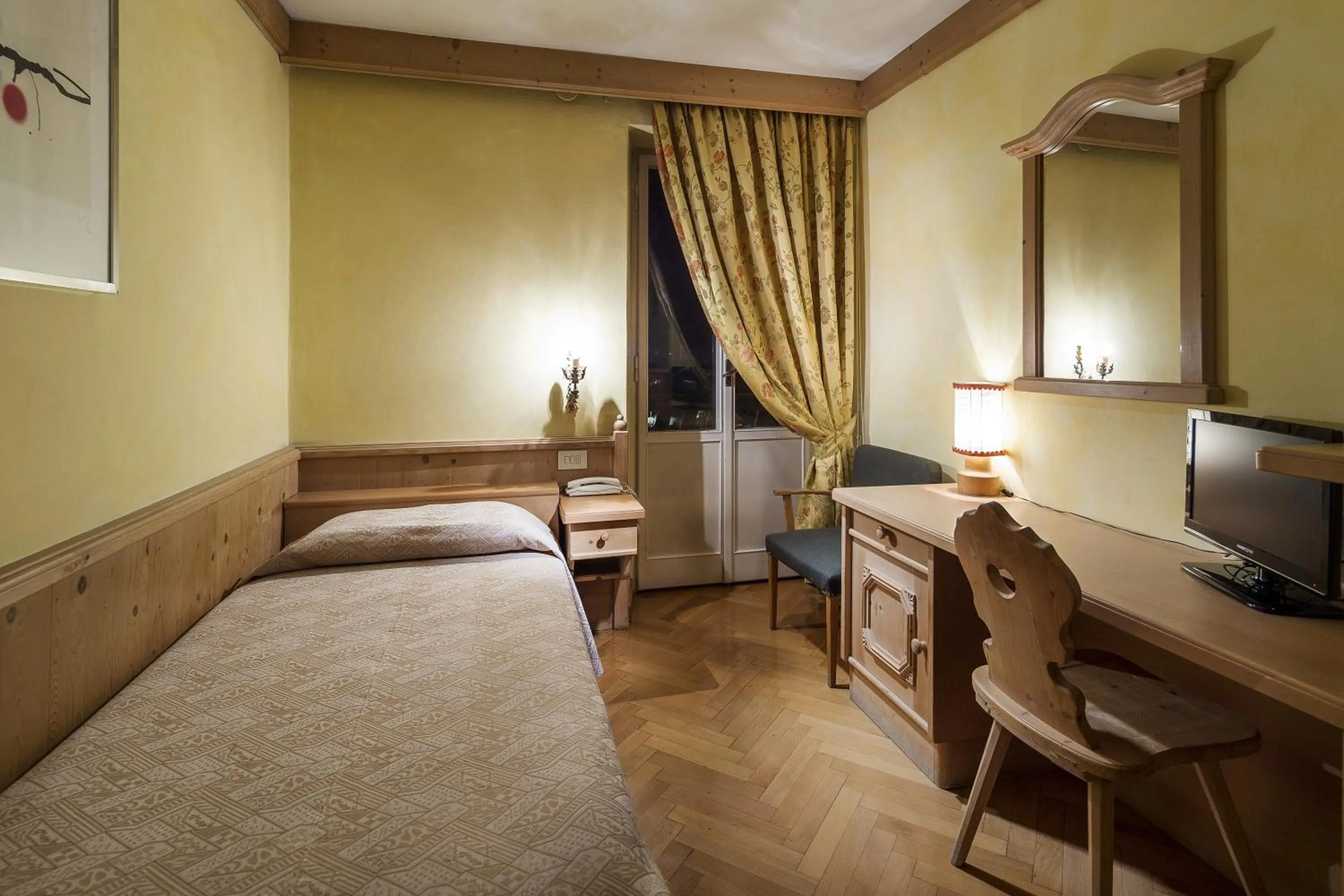 Bedroom, Bed in Hotel Corona