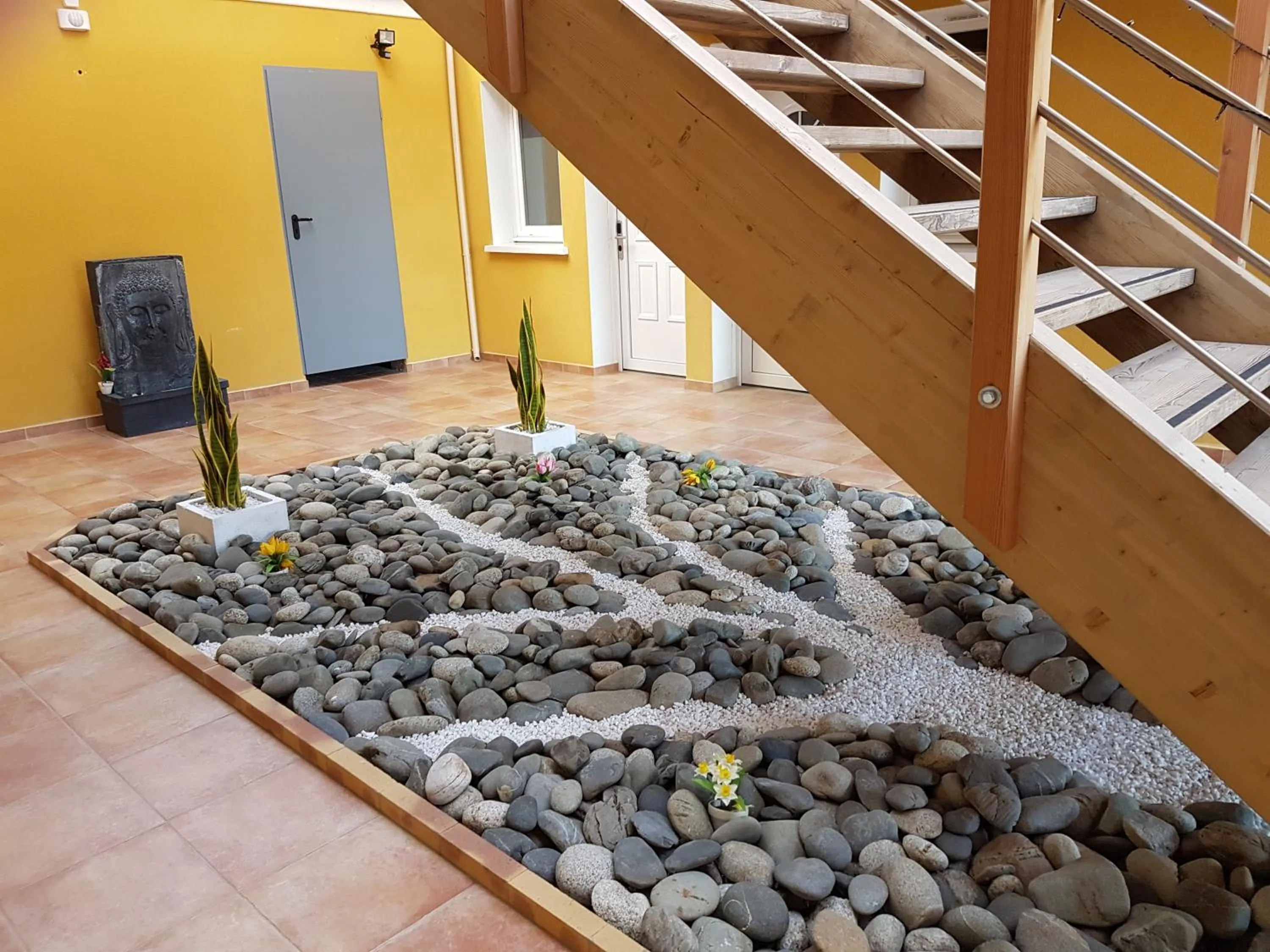 Patio in Hôtel Némo Aéroport de Pau