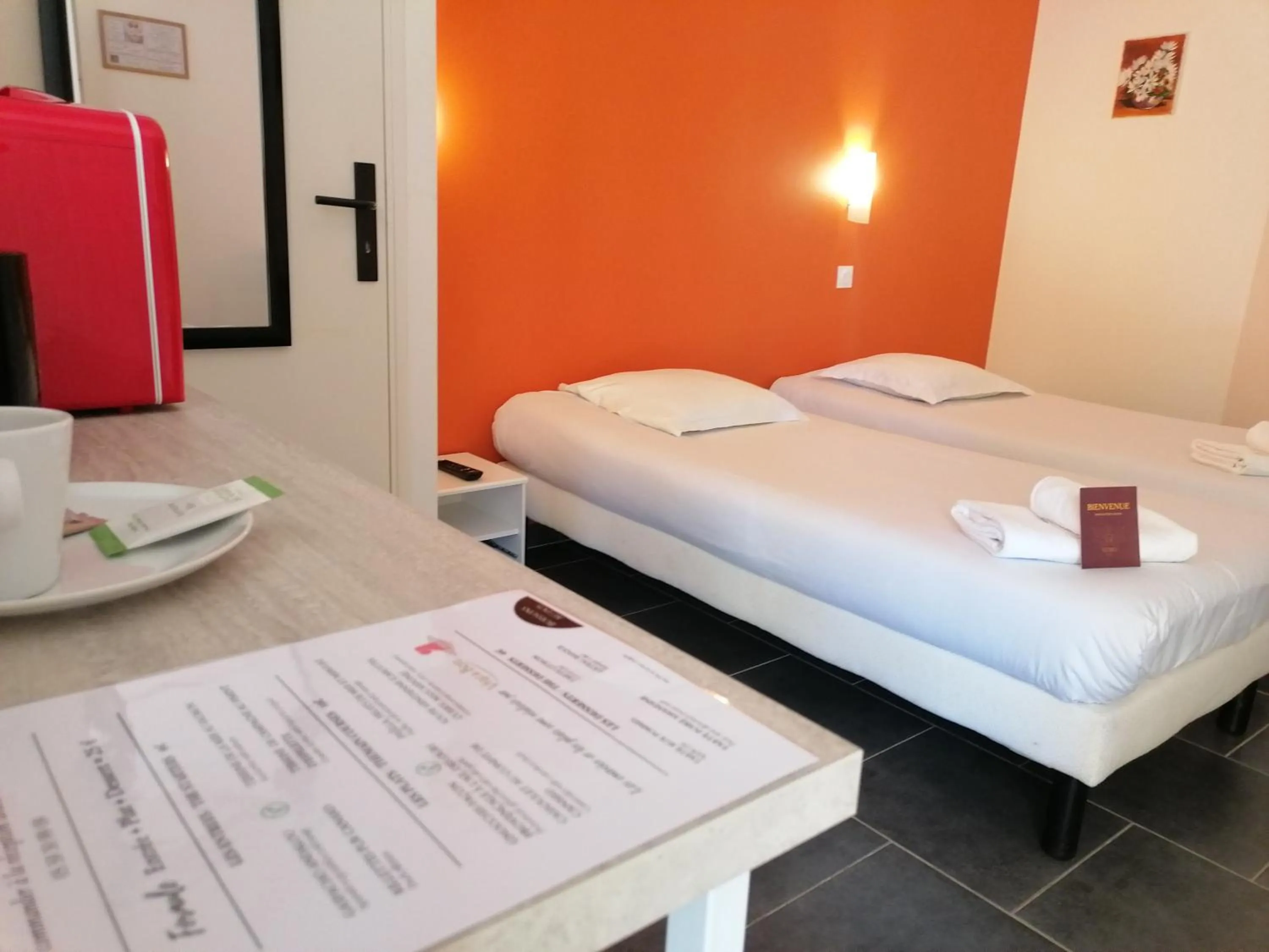 Bedroom in Hôtel Némo Aéroport de Pau