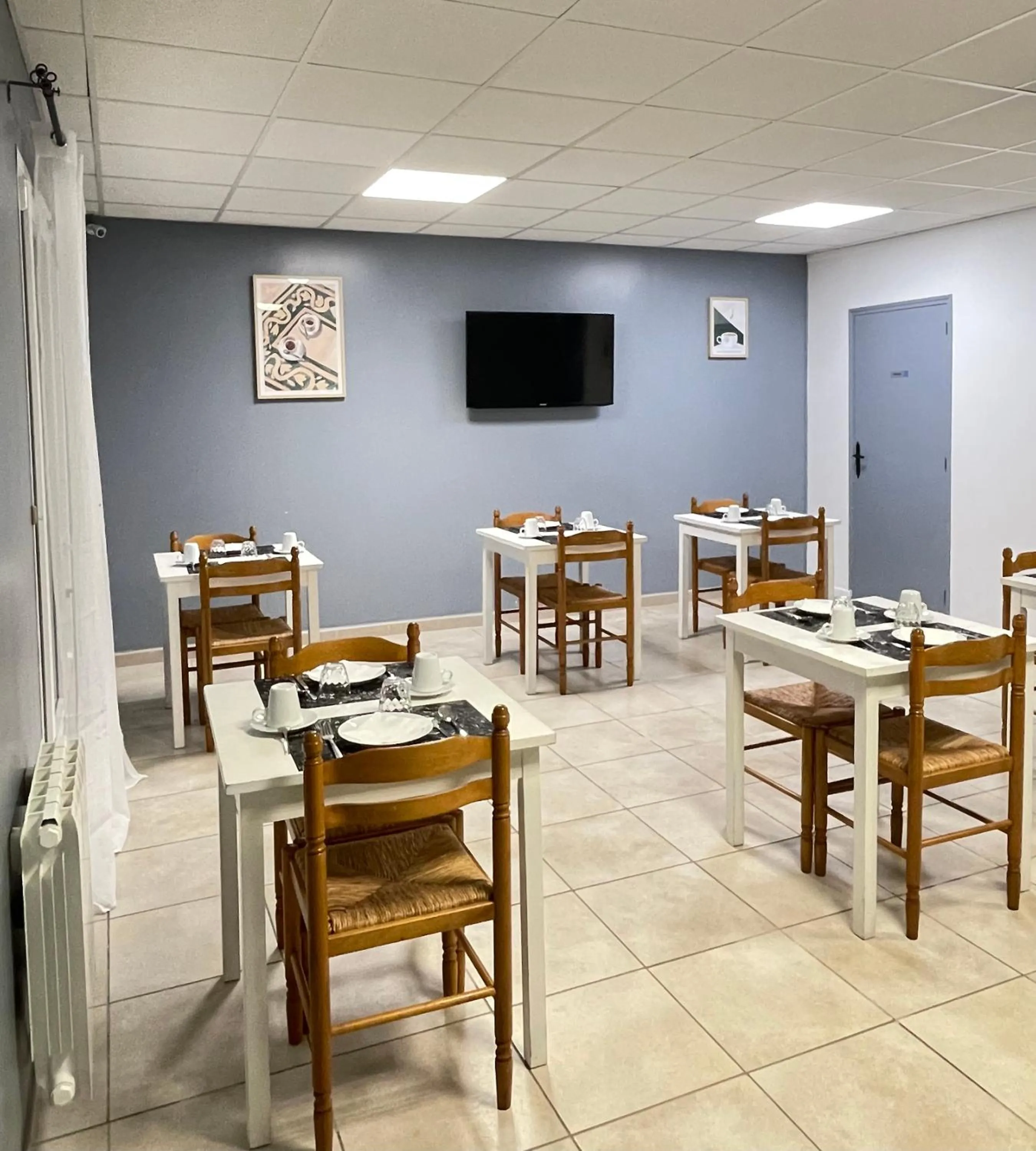 Breakfast in Hôtel Némo Aéroport de Pau