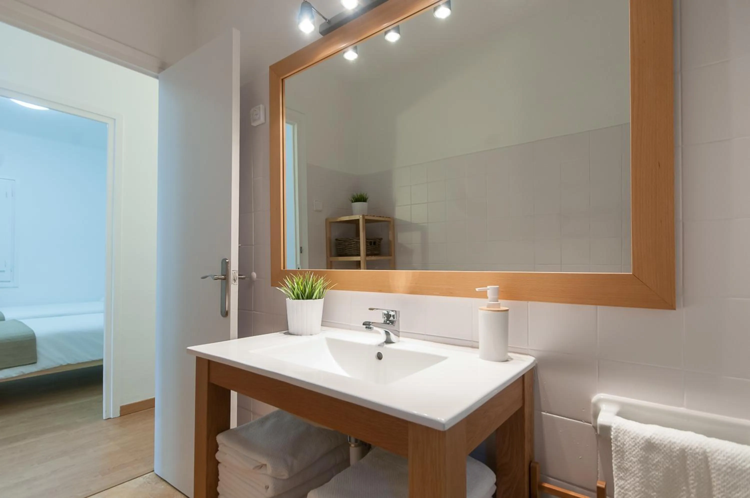 Bathroom, Bed in Weflating Ramblas