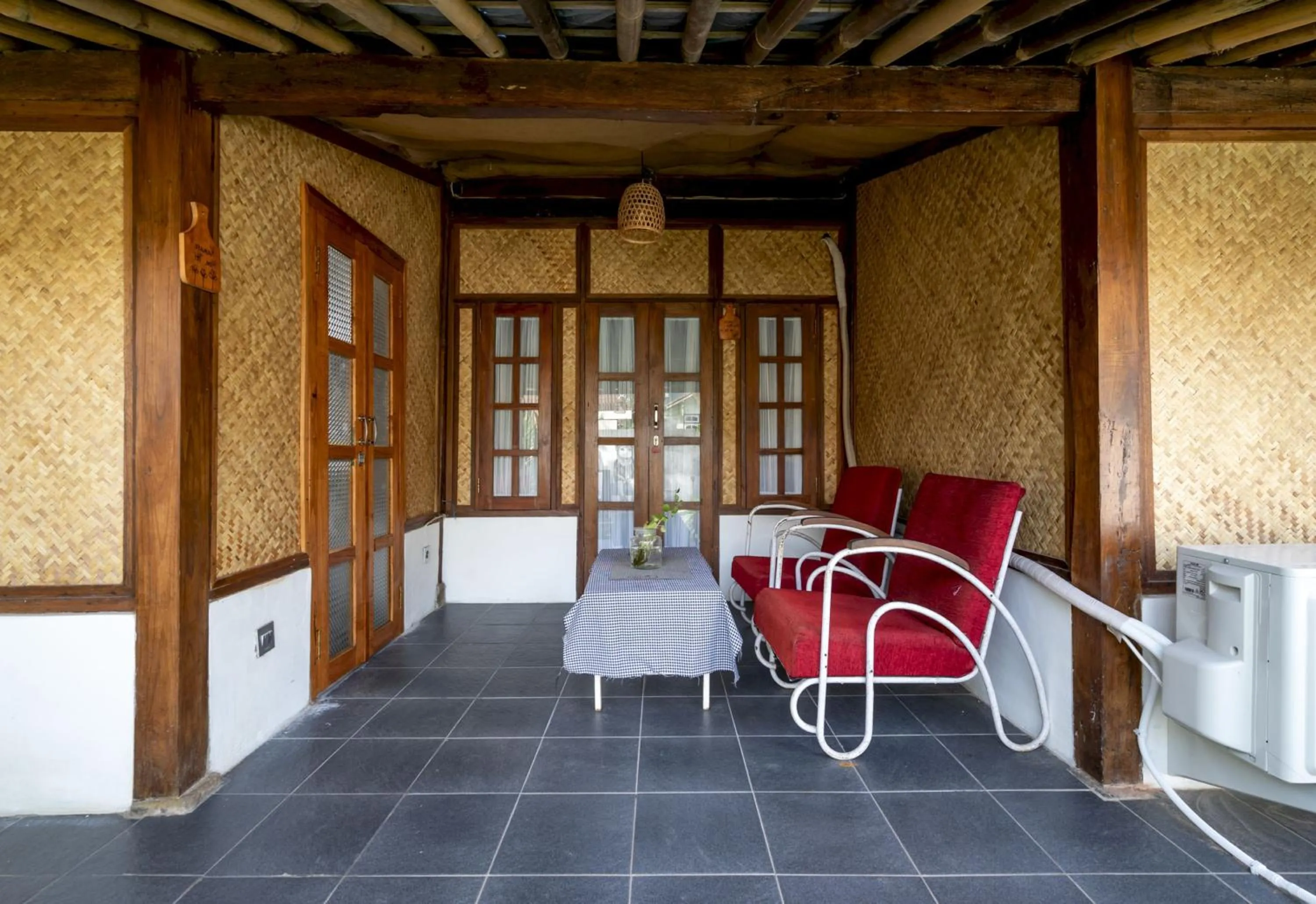 Seating area in OYO 2393 Omahe Nawung Syariah