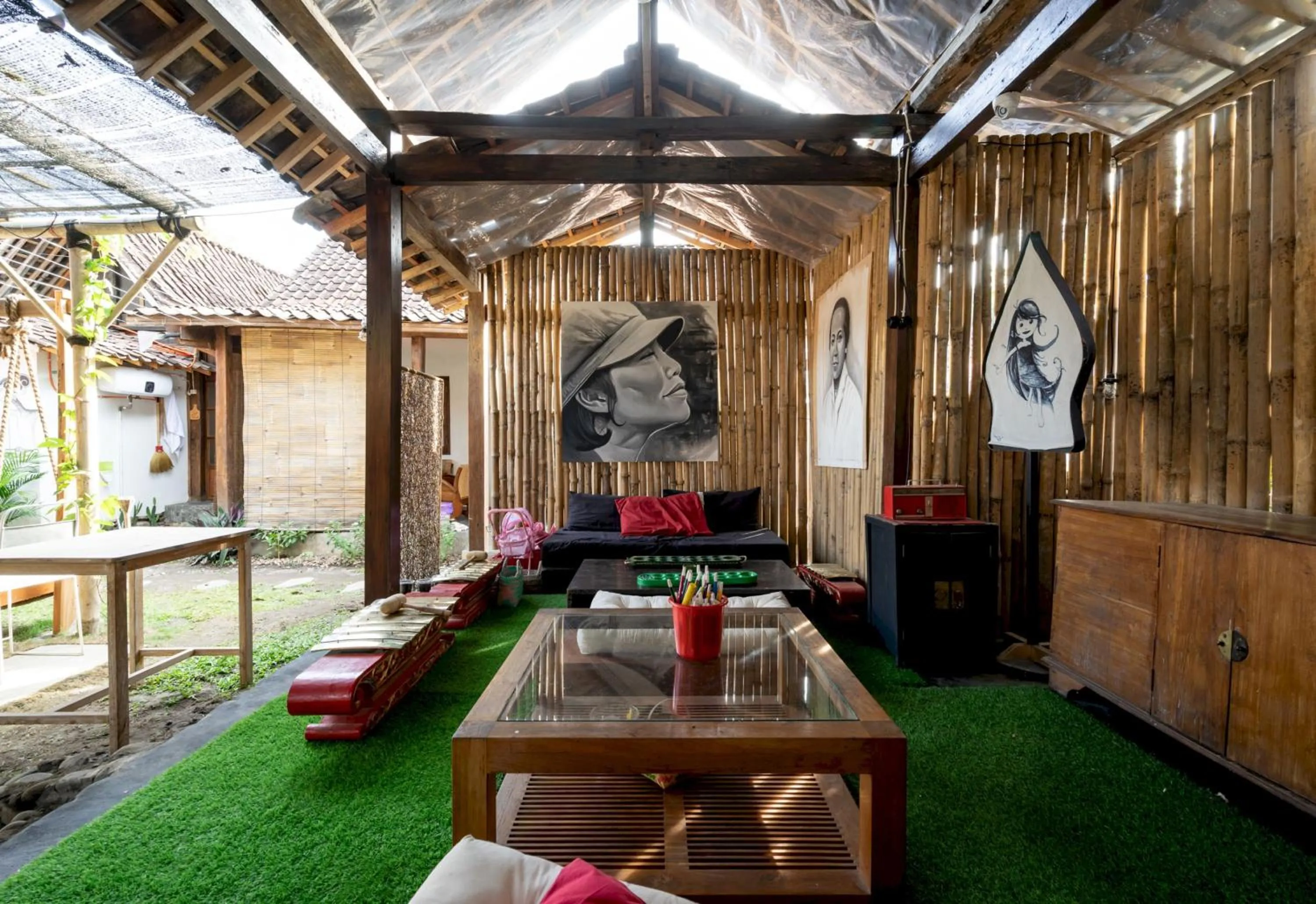 Seating area in OYO 2393 Omahe Nawung Syariah