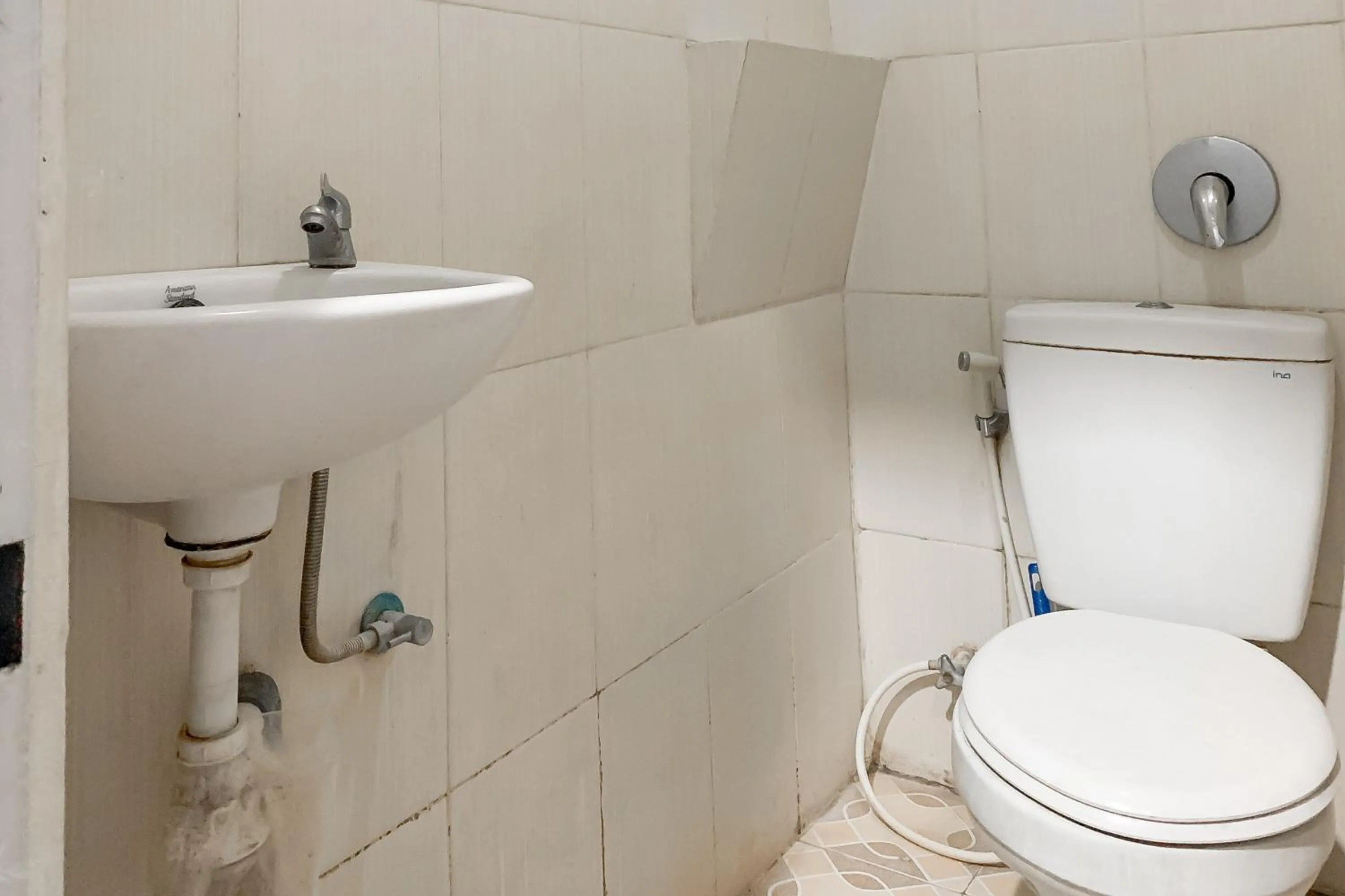 Bathroom in Karins Guesthouse Syariah RedPartner